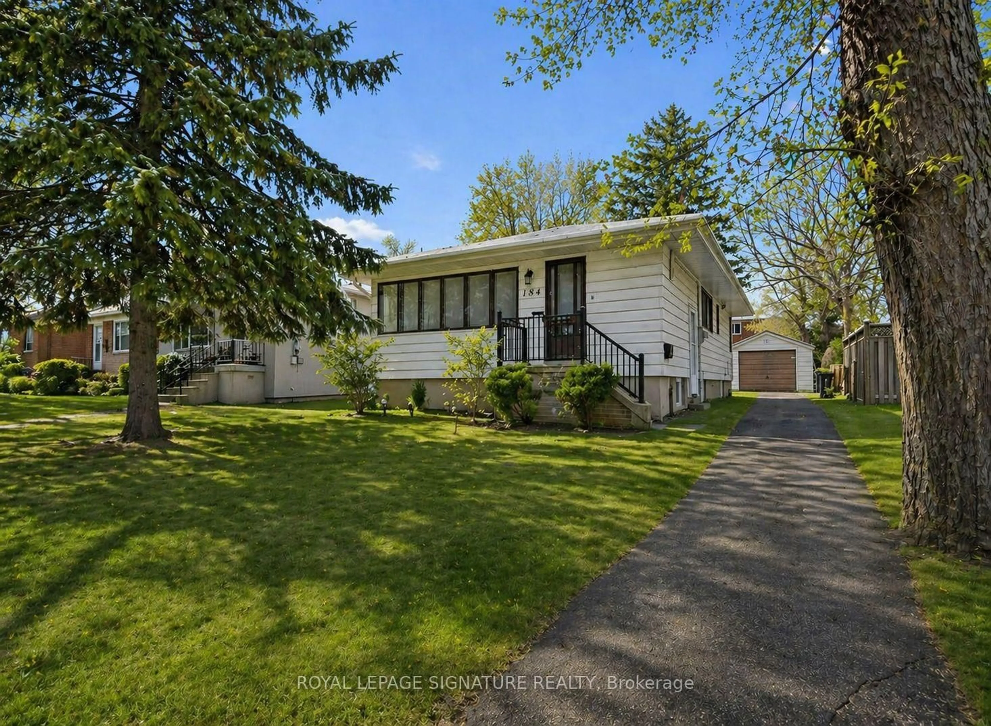 A pic from outside/outdoor area/front of a property/back of a property/a pic from drone, street for 184 Hendon Ave, Toronto Ontario M2M 1A7