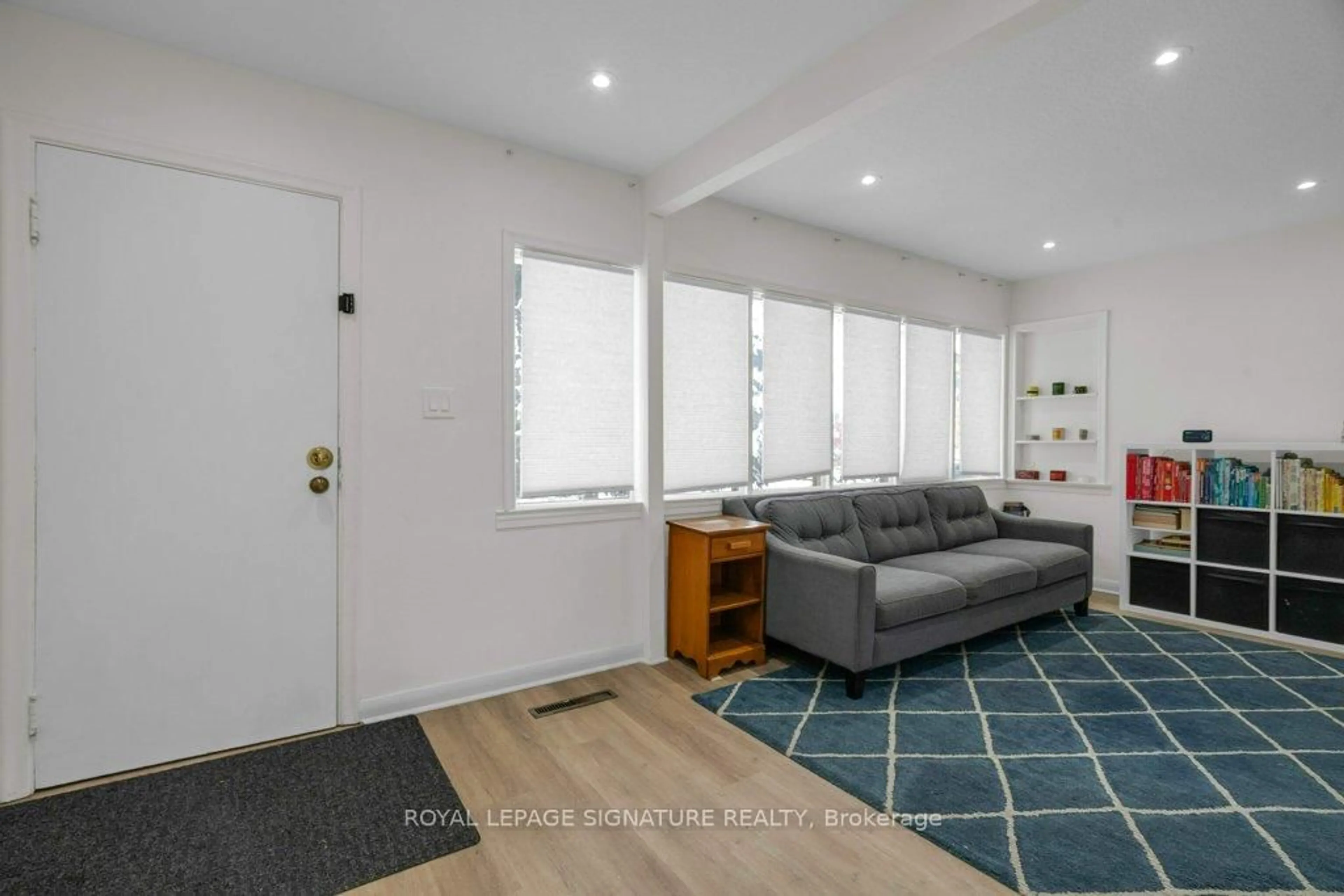 Indoor entryway for 184 Hendon Ave, Toronto Ontario M2M 1A7