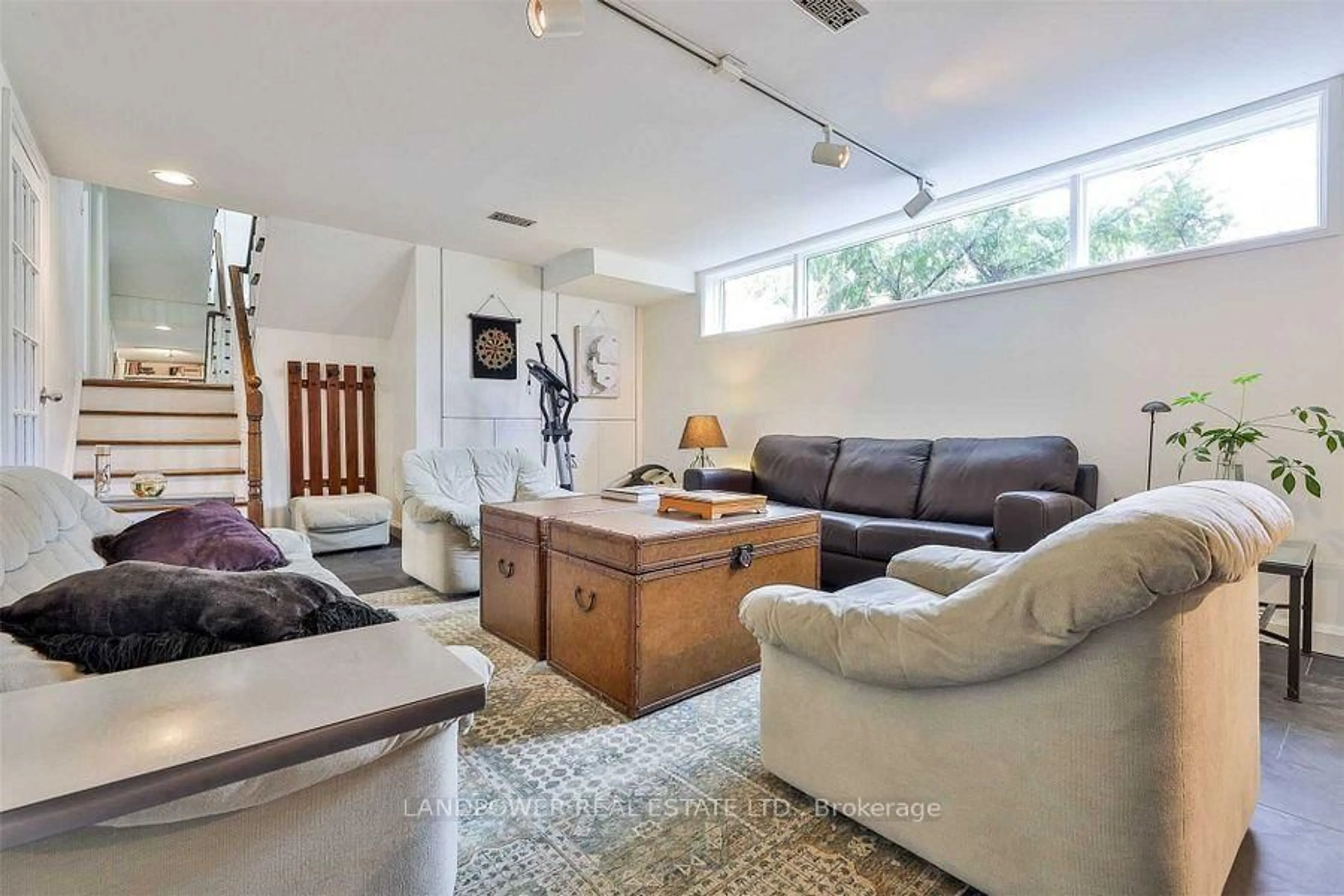 Living room with furniture, unknown for 9 Alderdale Crt, Toronto Ontario M3B 2H8
