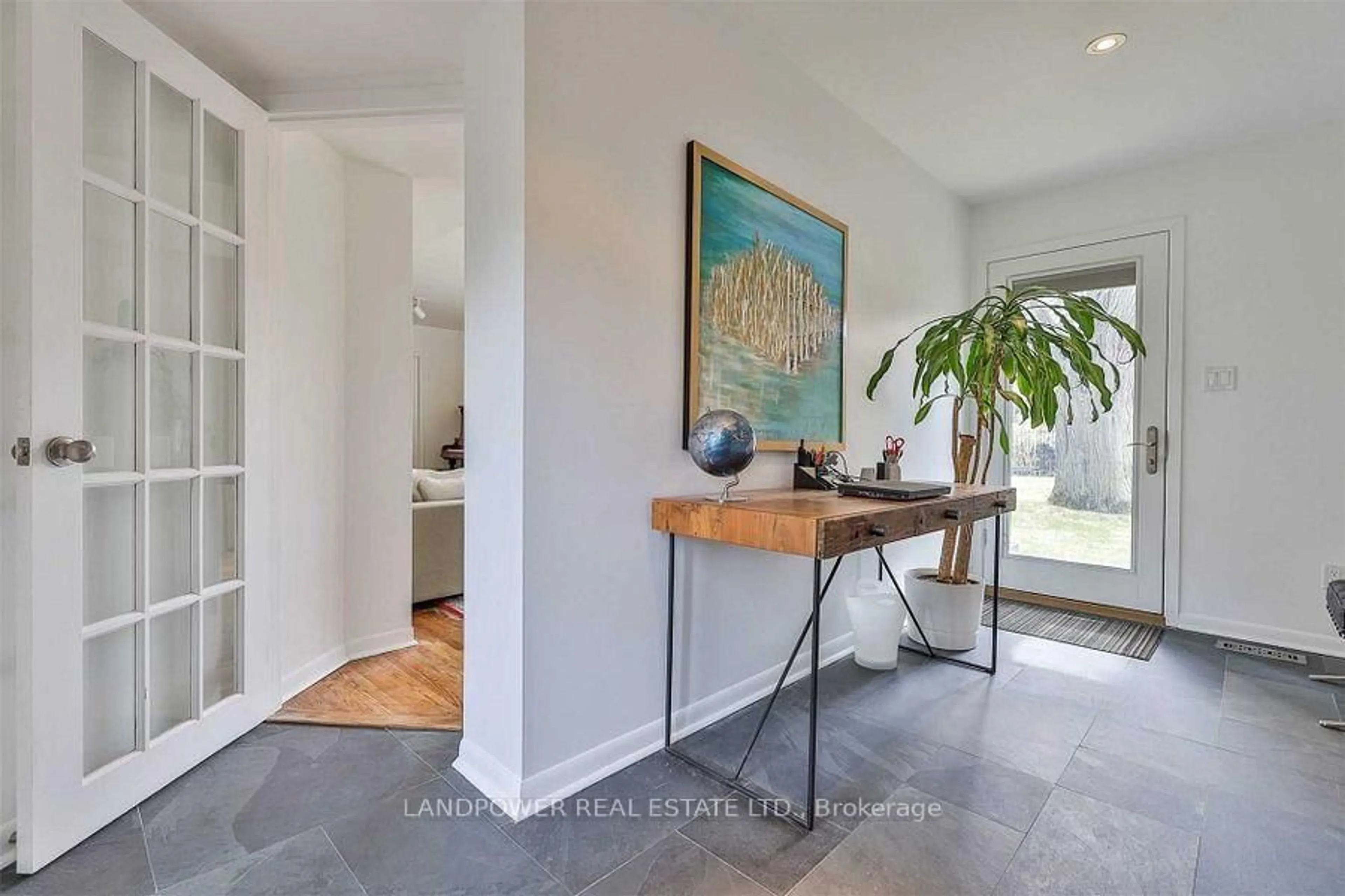 Indoor entryway for 9 Alderdale Crt, Toronto Ontario M3B 2H8