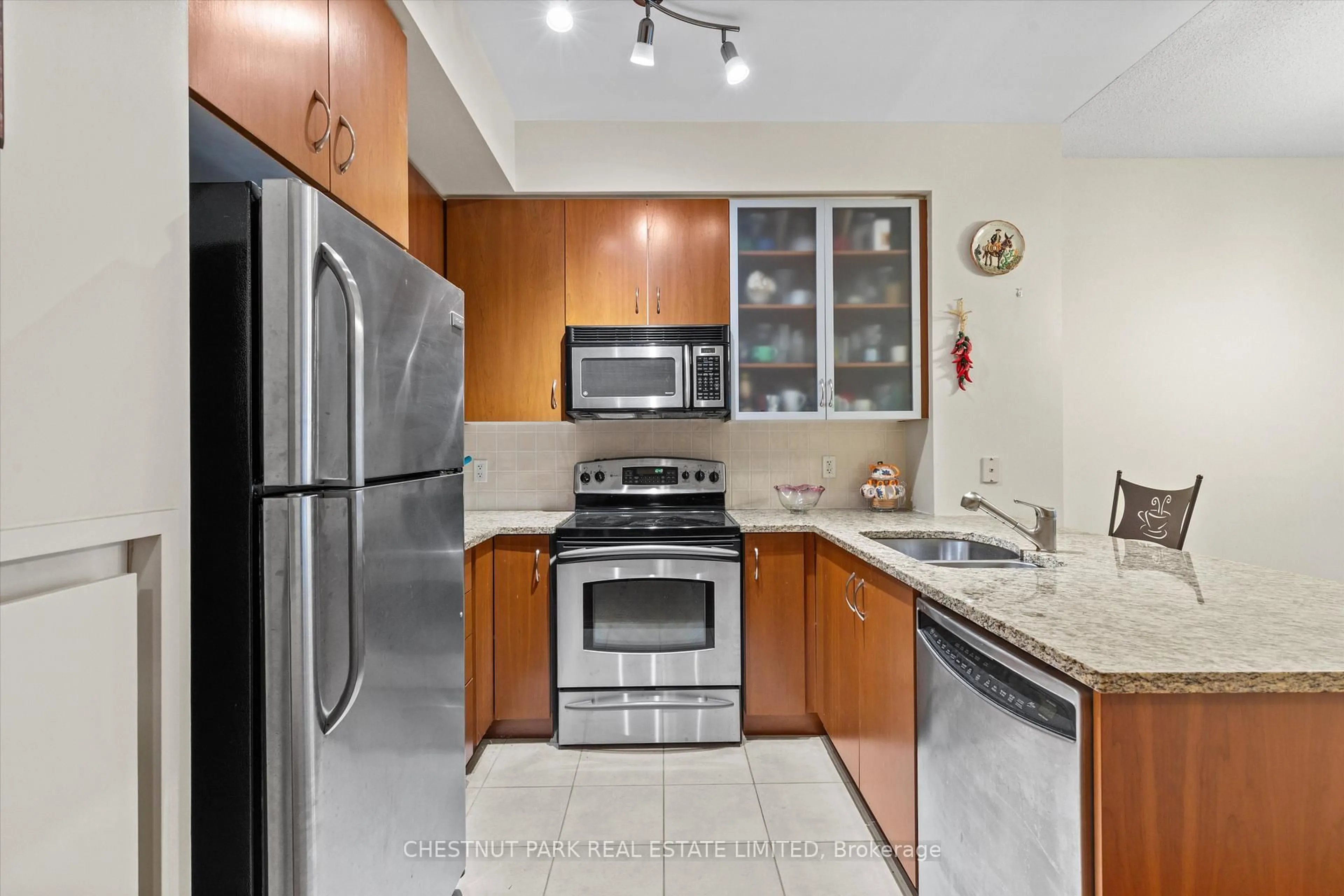 Standard kitchen, ceramic/tile floor for 438 King St #414, Toronto Ontario M5V 3T9