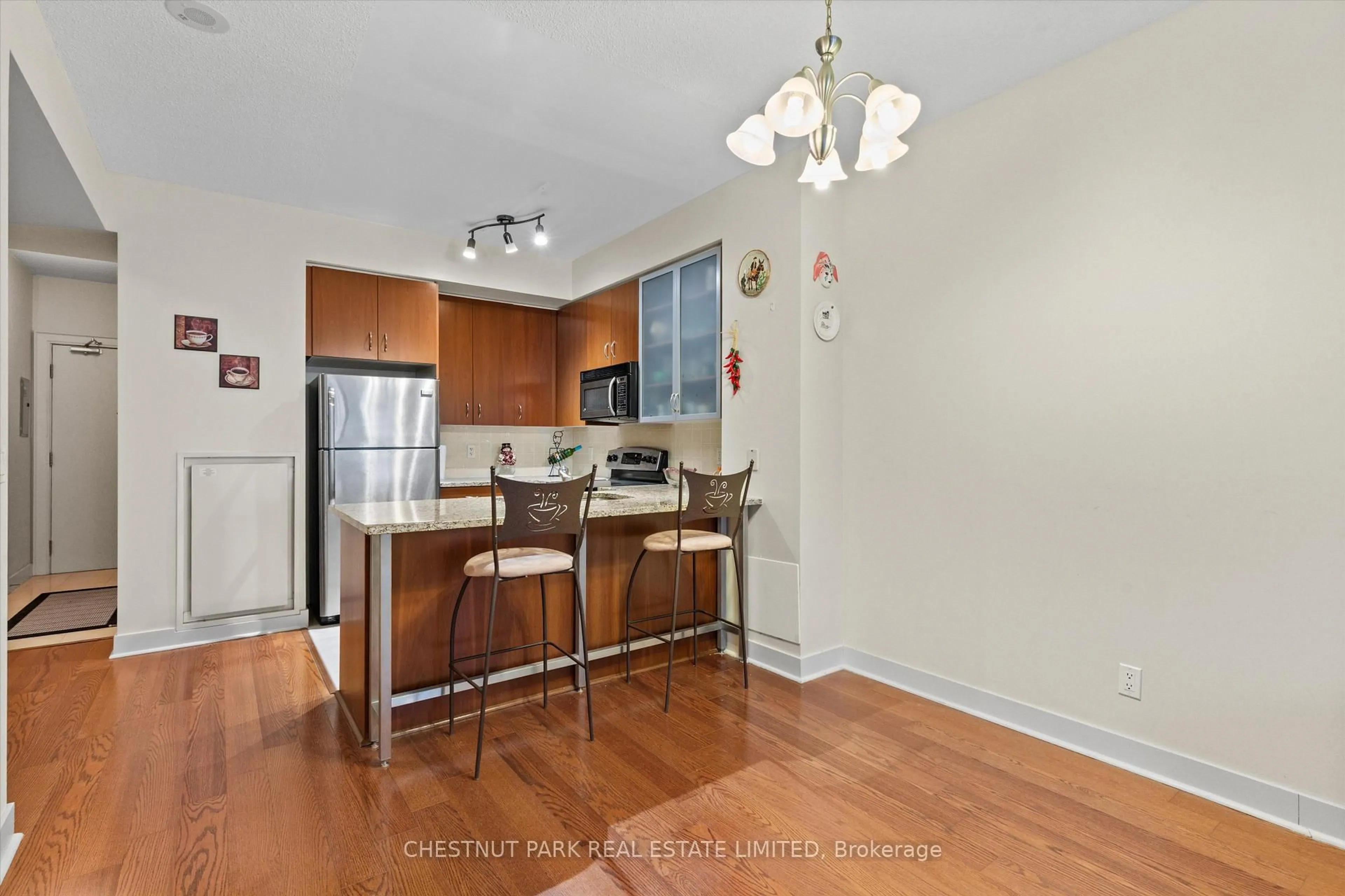 Standard kitchen, unknown for 438 King St #414, Toronto Ontario M5V 3T9