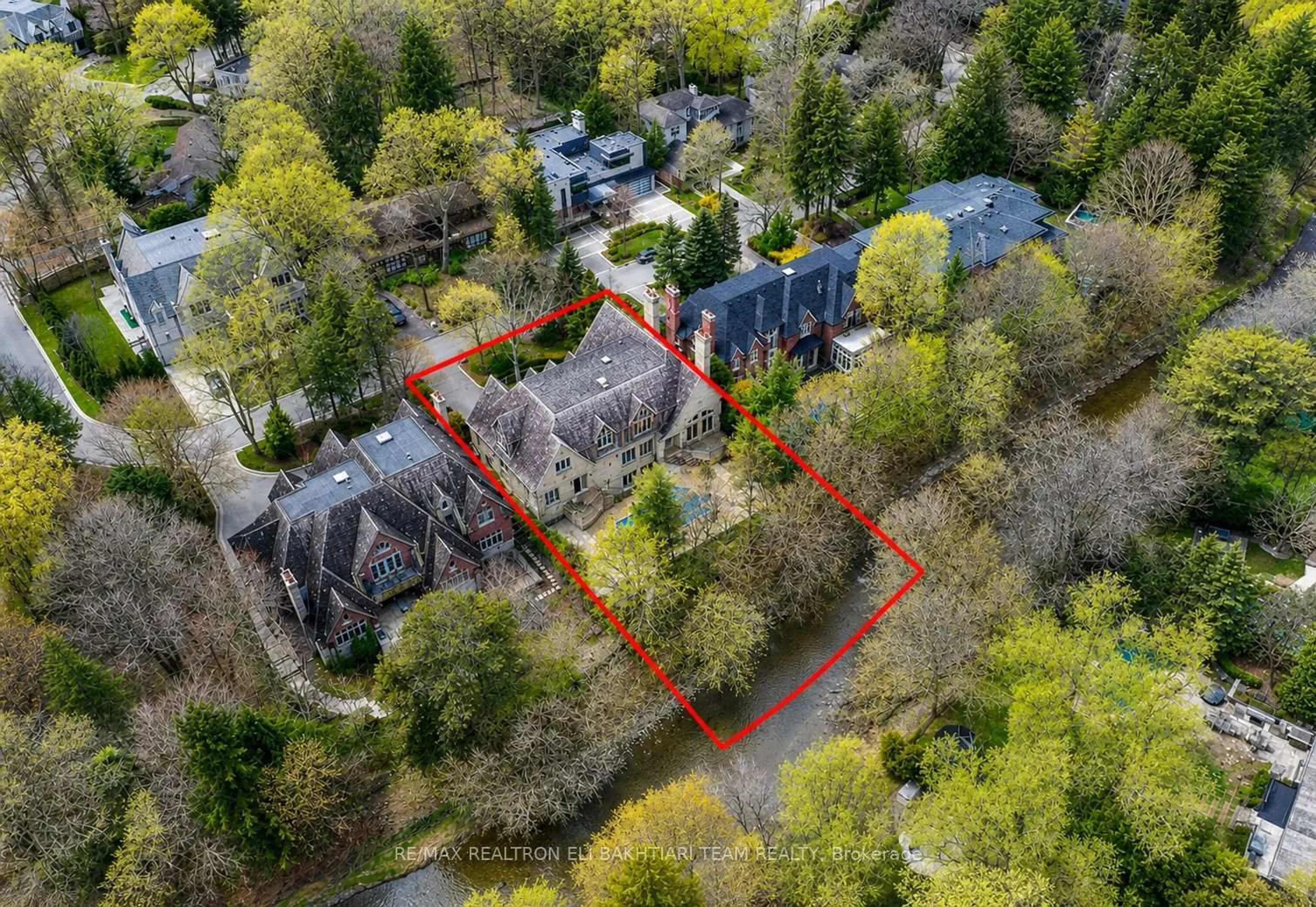 A pic from outside/outdoor area/front of a property/back of a property/a pic from drone, street for 14 St Margarets Dr, Toronto Ontario M4N 3E5