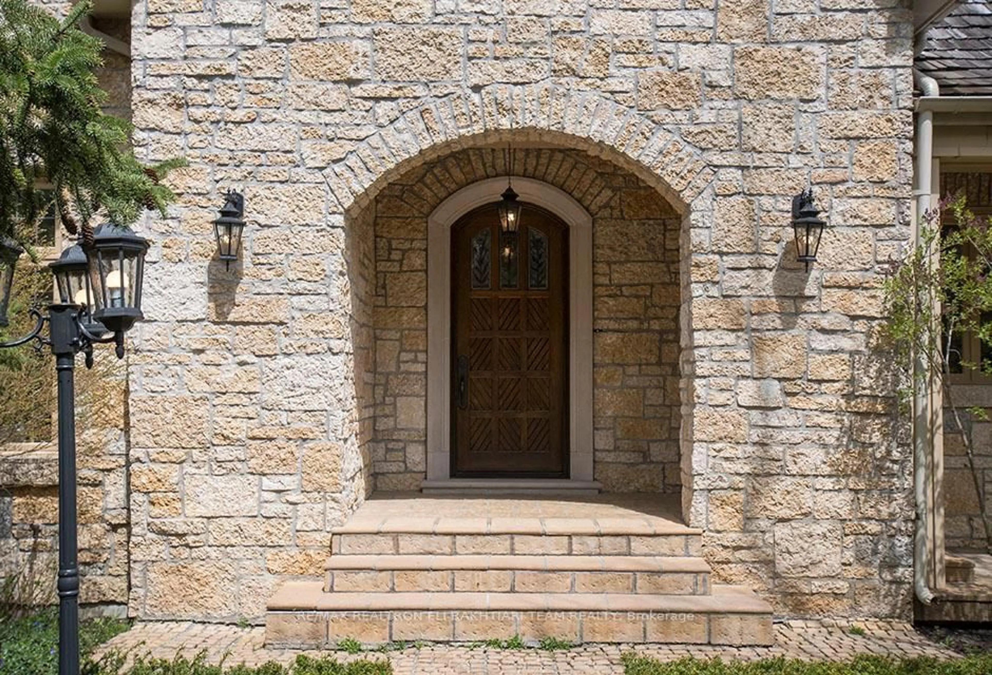 Indoor entryway for 14 St Margarets Dr, Toronto Ontario M4N 3E5