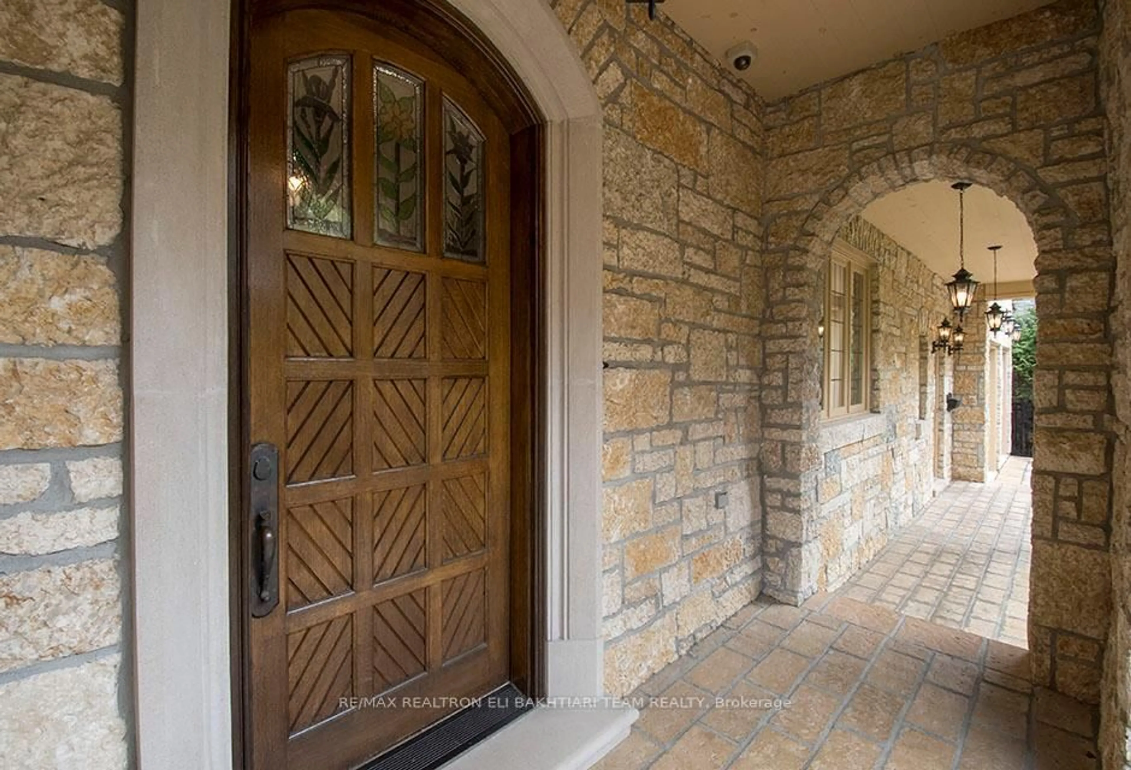 Indoor entryway for 14 St Margarets Dr, Toronto Ontario M4N 3E5
