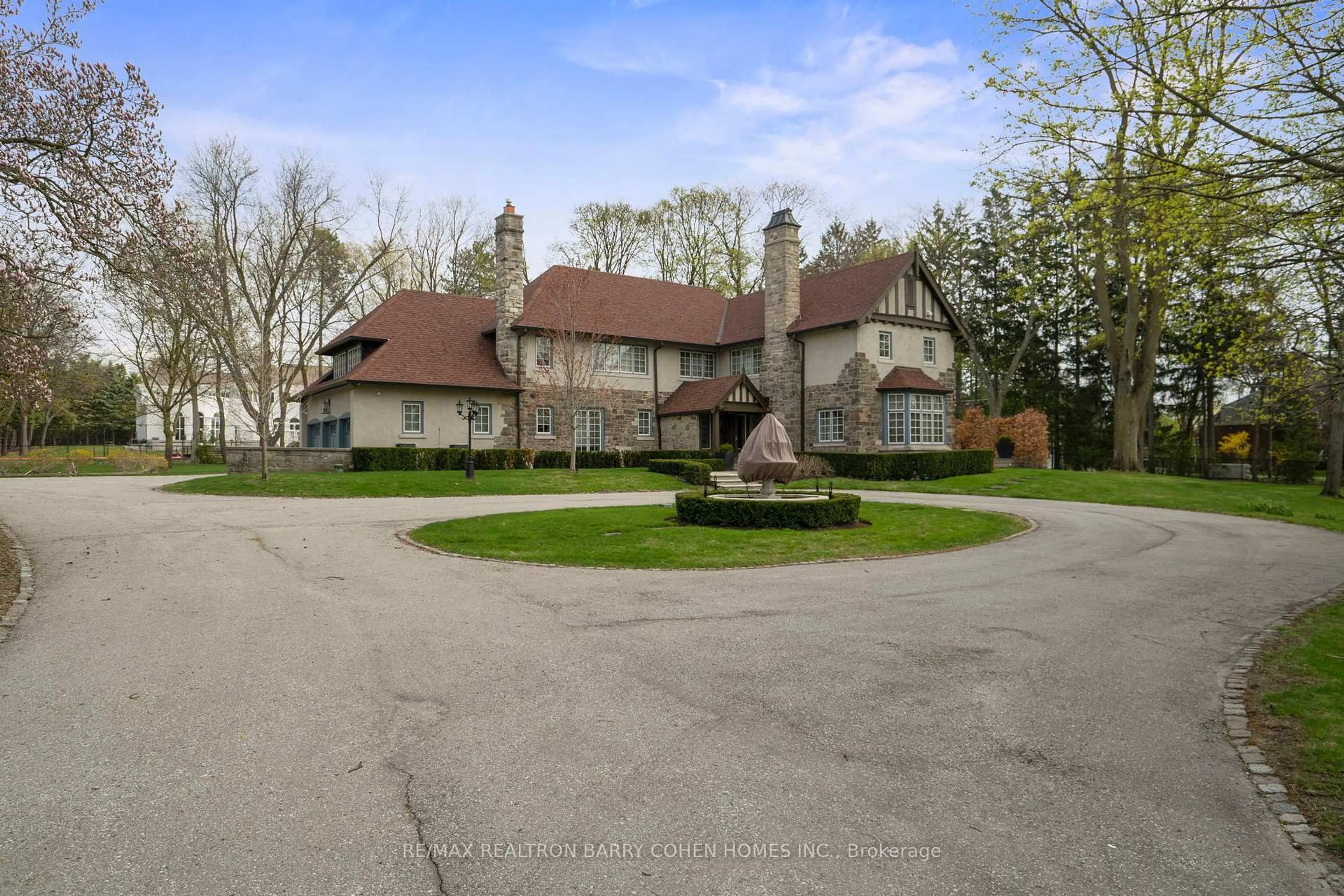 A pic from outside/outdoor area/front of a property/back of a property/a pic from drone, street for 15 Park Lane Circ, Toronto Ontario M3B 1Z8