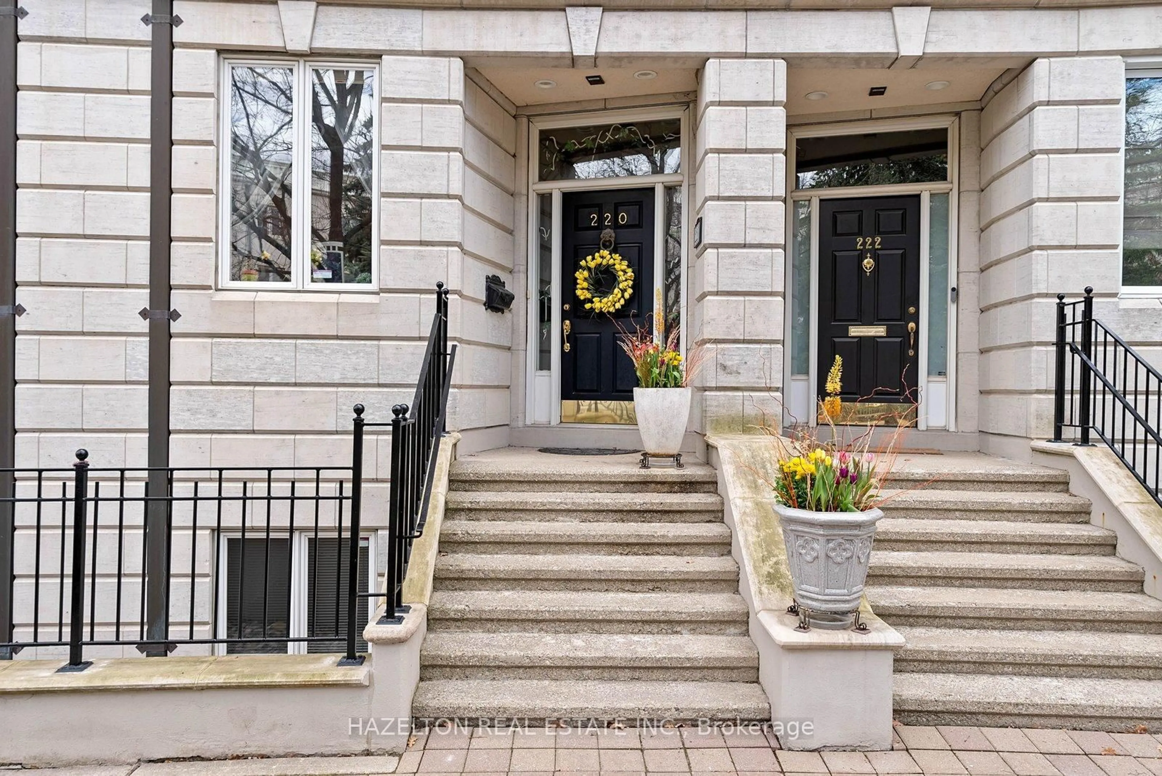 Indoor entryway for 220 Walmer Rd, Toronto Ontario M5R 3R7