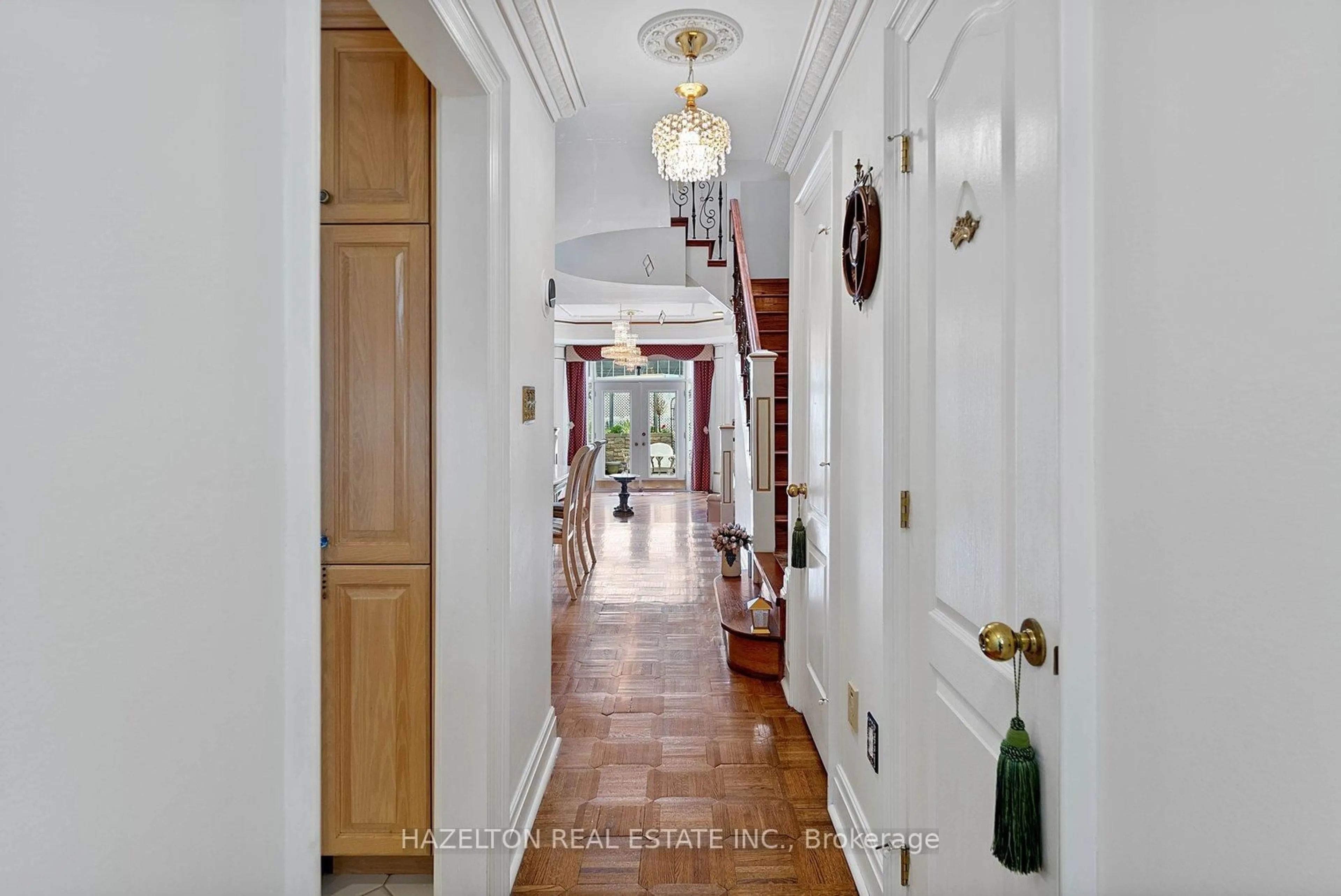 Indoor foyer for 220 Walmer Rd, Toronto Ontario M5R 3R7