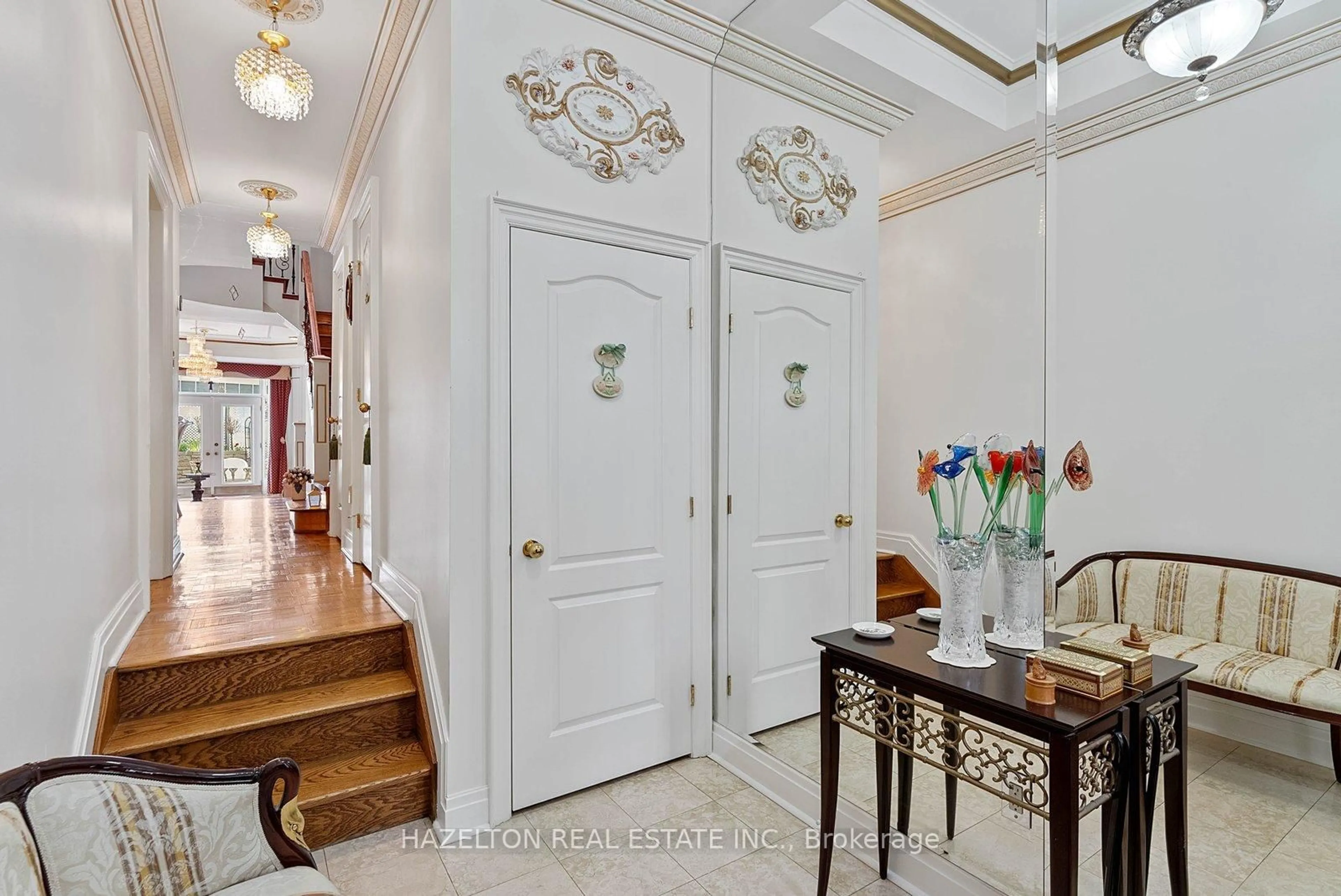 Indoor foyer for 220 Walmer Rd, Toronto Ontario M5R 3R7