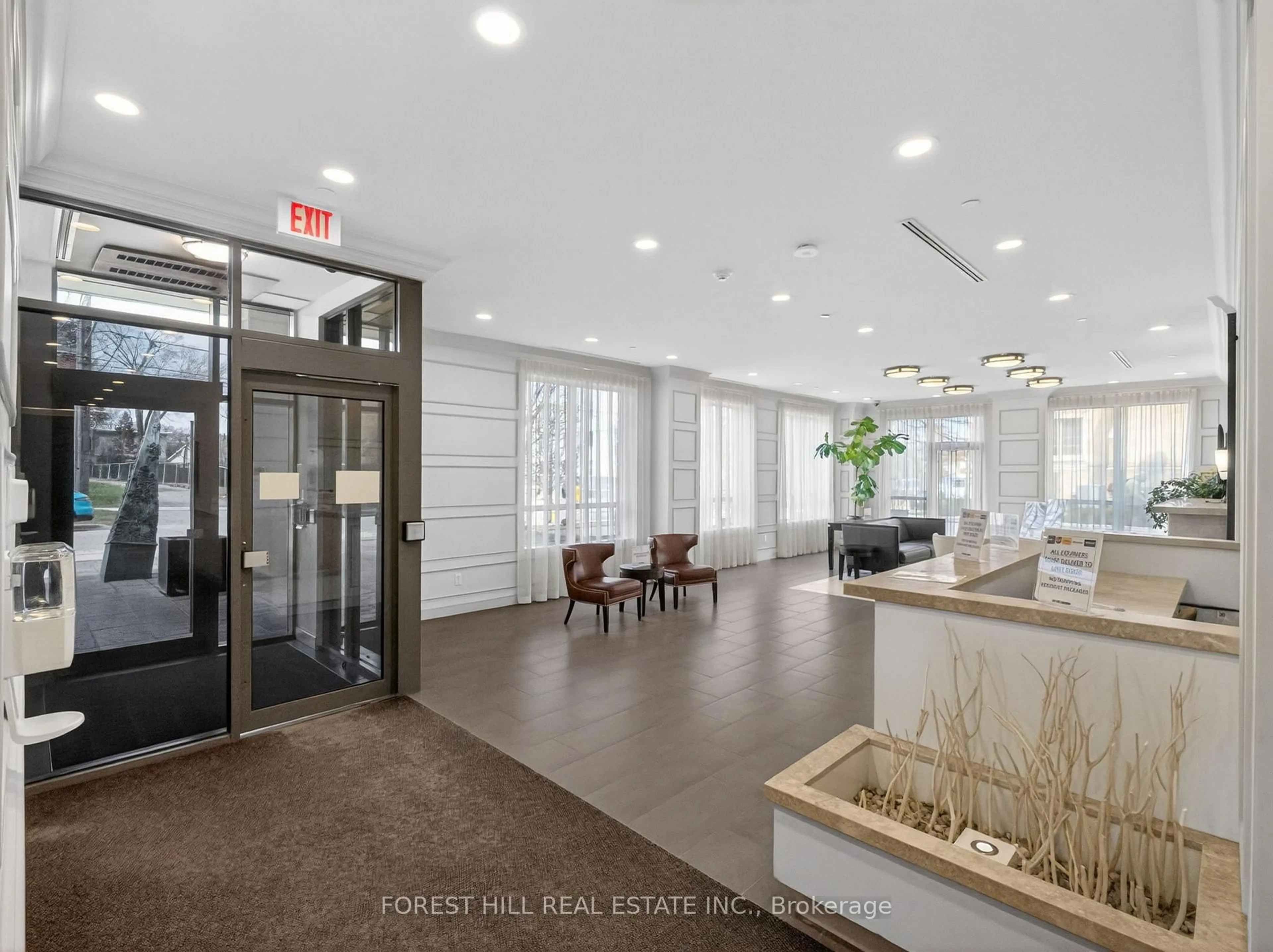 Indoor foyer for 35 Saranac Blvd #224, Toronto Ontario M6A 2G4