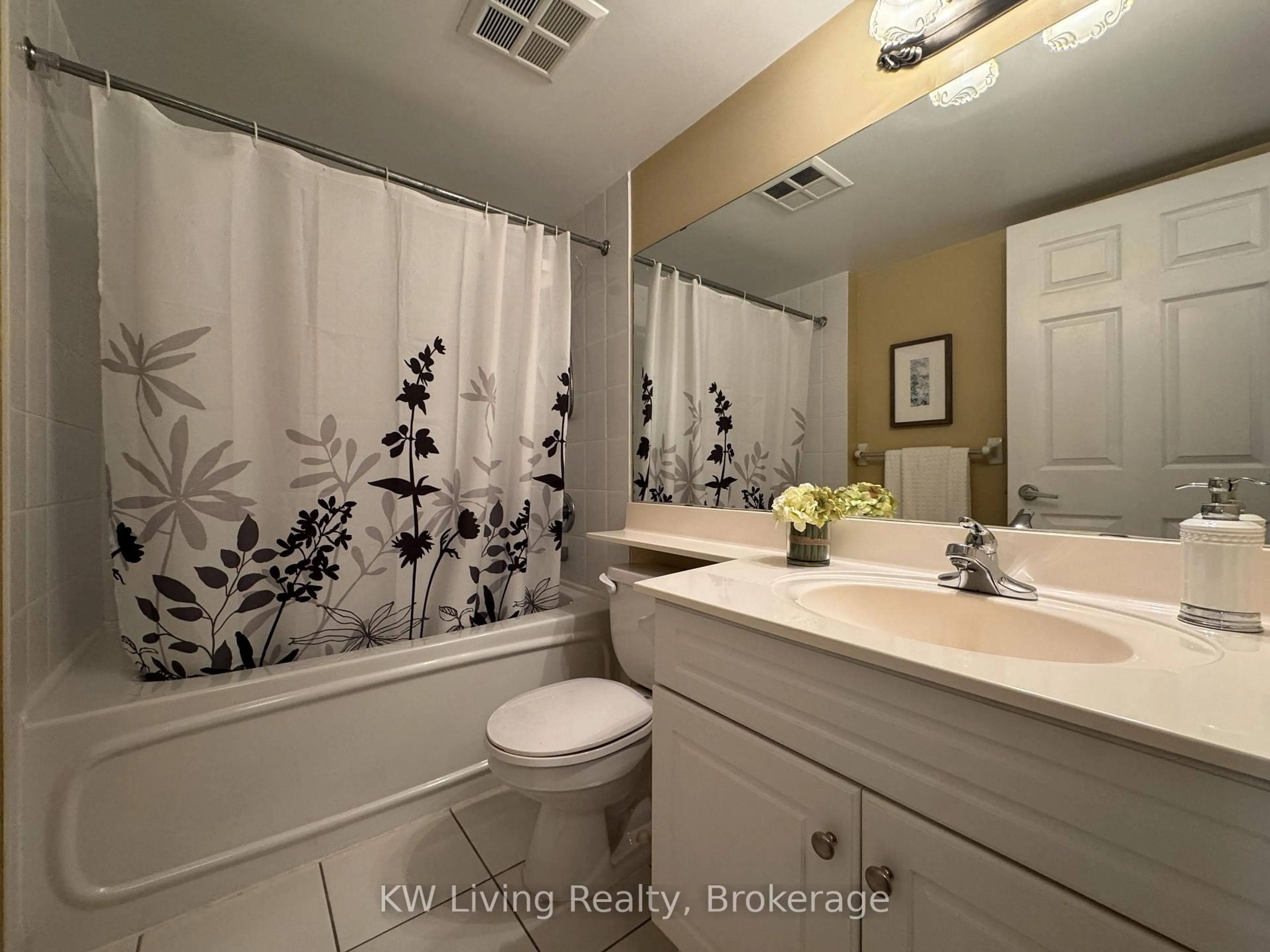 Standard bathroom, ceramic/tile floor for 19 Barberry Pl #204, Toronto Ontario M2K 3E3