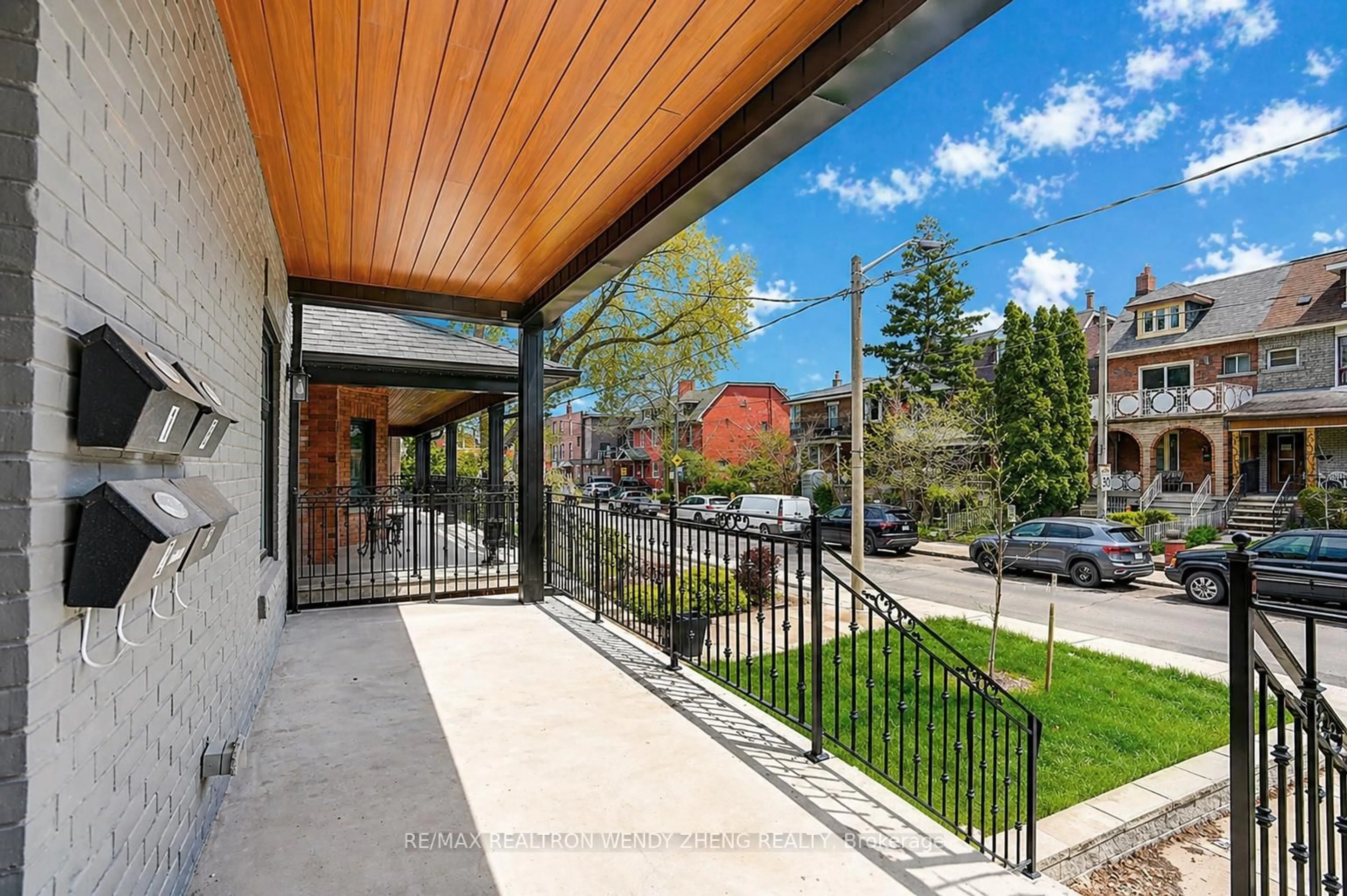 Patio, street for 175 Grace St, Toronto Ontario M6G 3A7