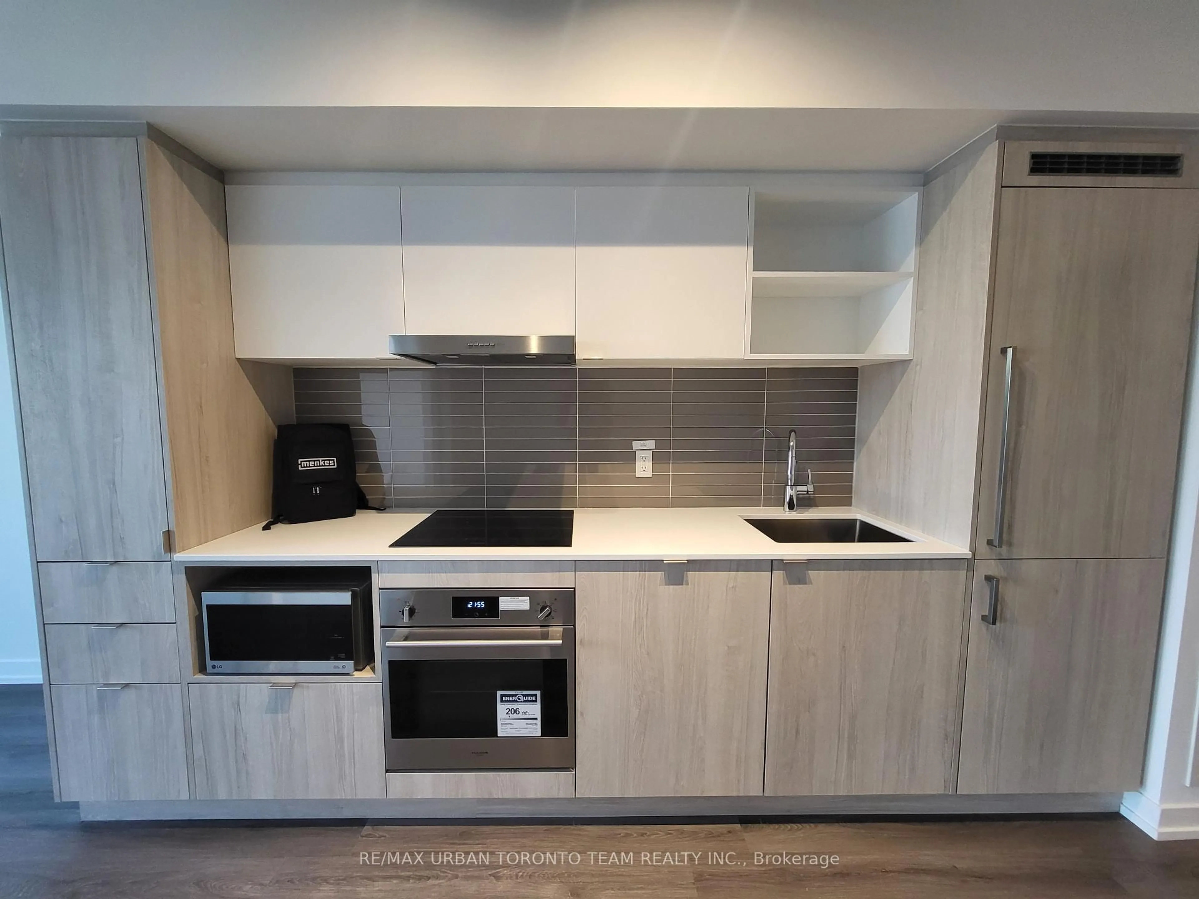 Standard kitchen, wood/laminate floor for 138 Downes St #3702, Toronto Ontario M5E 0E4