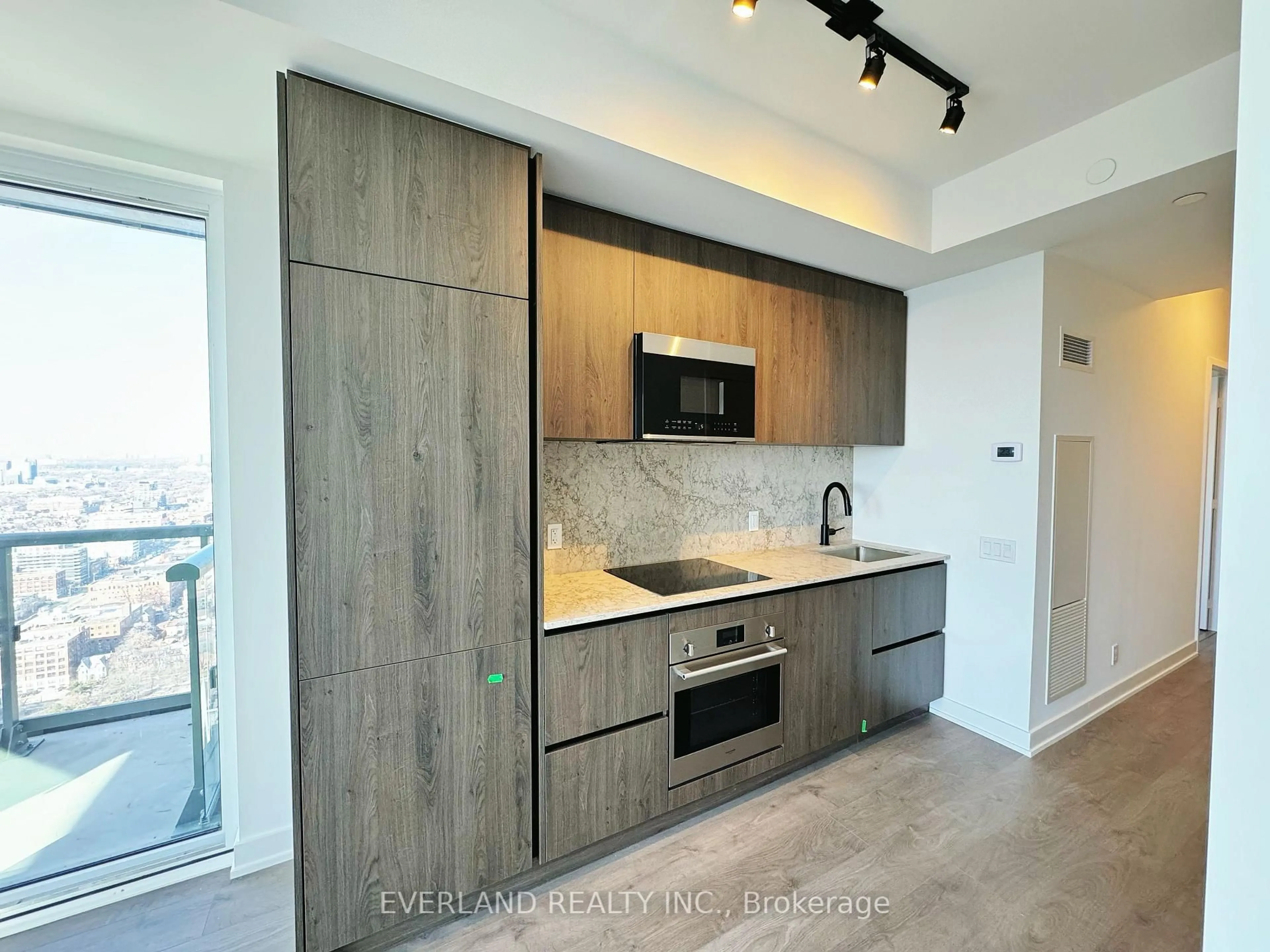 Open concept kitchen, wood/laminate floor for 108 Peter St #4211, Toronto Ontario M5V 0W2