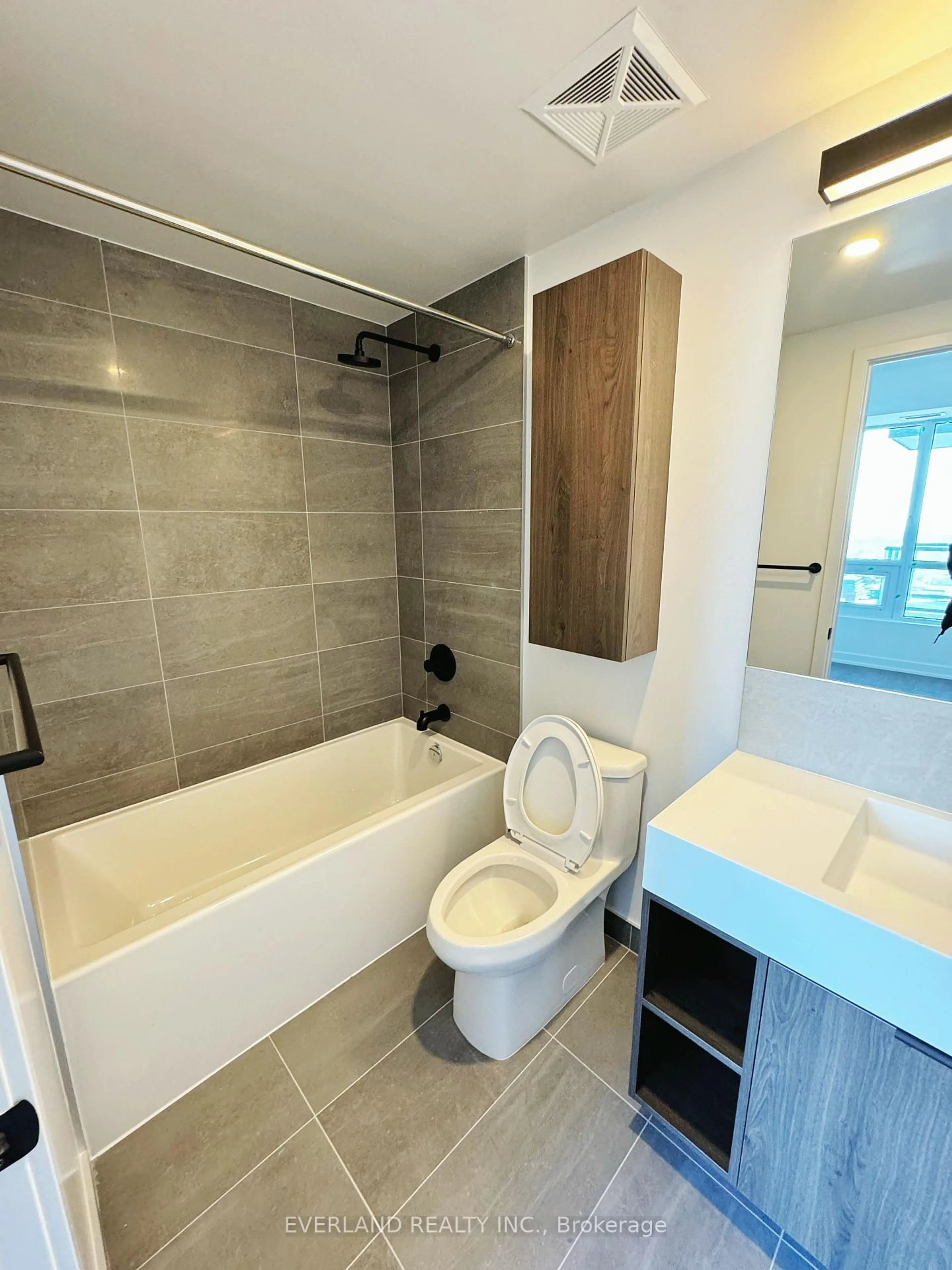 Standard bathroom, ceramic/tile floor for 108 Peter St #4211, Toronto Ontario M5V 0W2