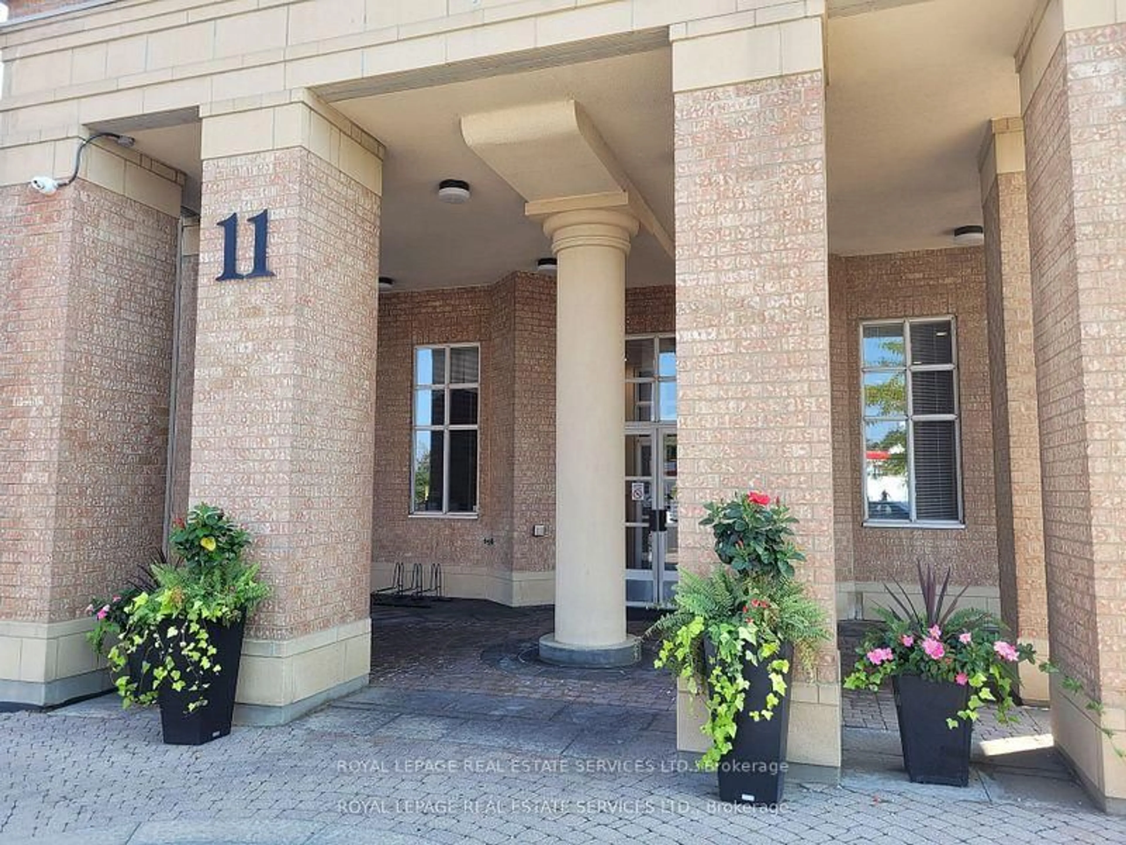 Indoor foyer for 11 Thorncliffe Park Dr #202, Toronto Ontario M4H 1P3