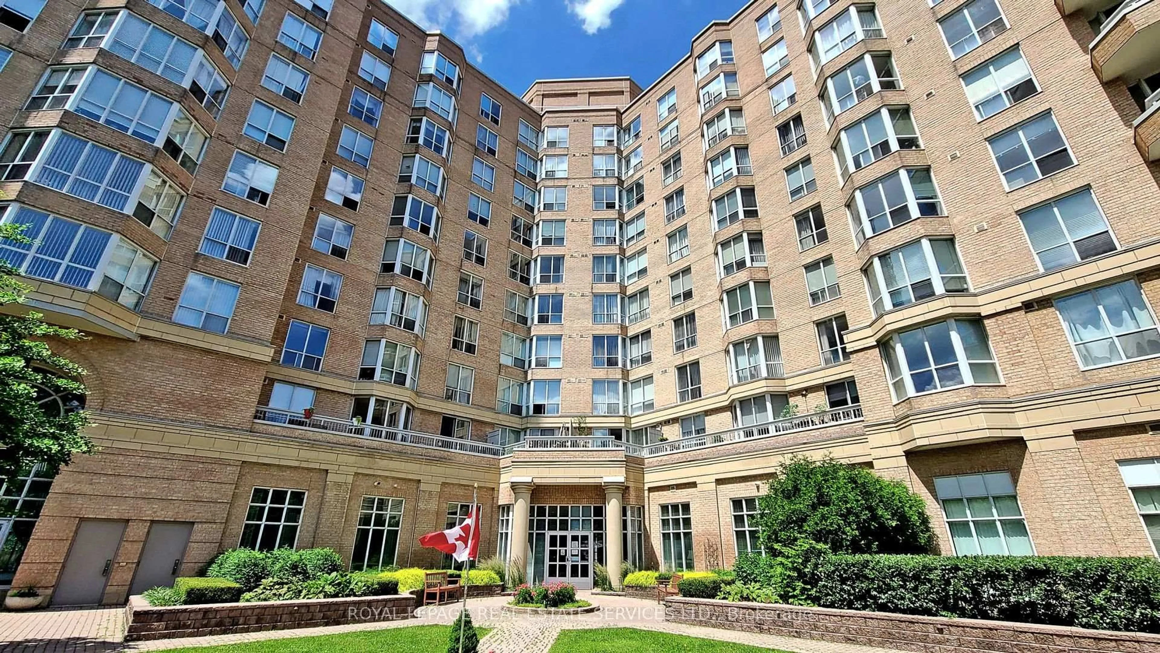 Indoor foyer for 11 Thorncliffe Park Dr #202, Toronto Ontario M4H 1P3
