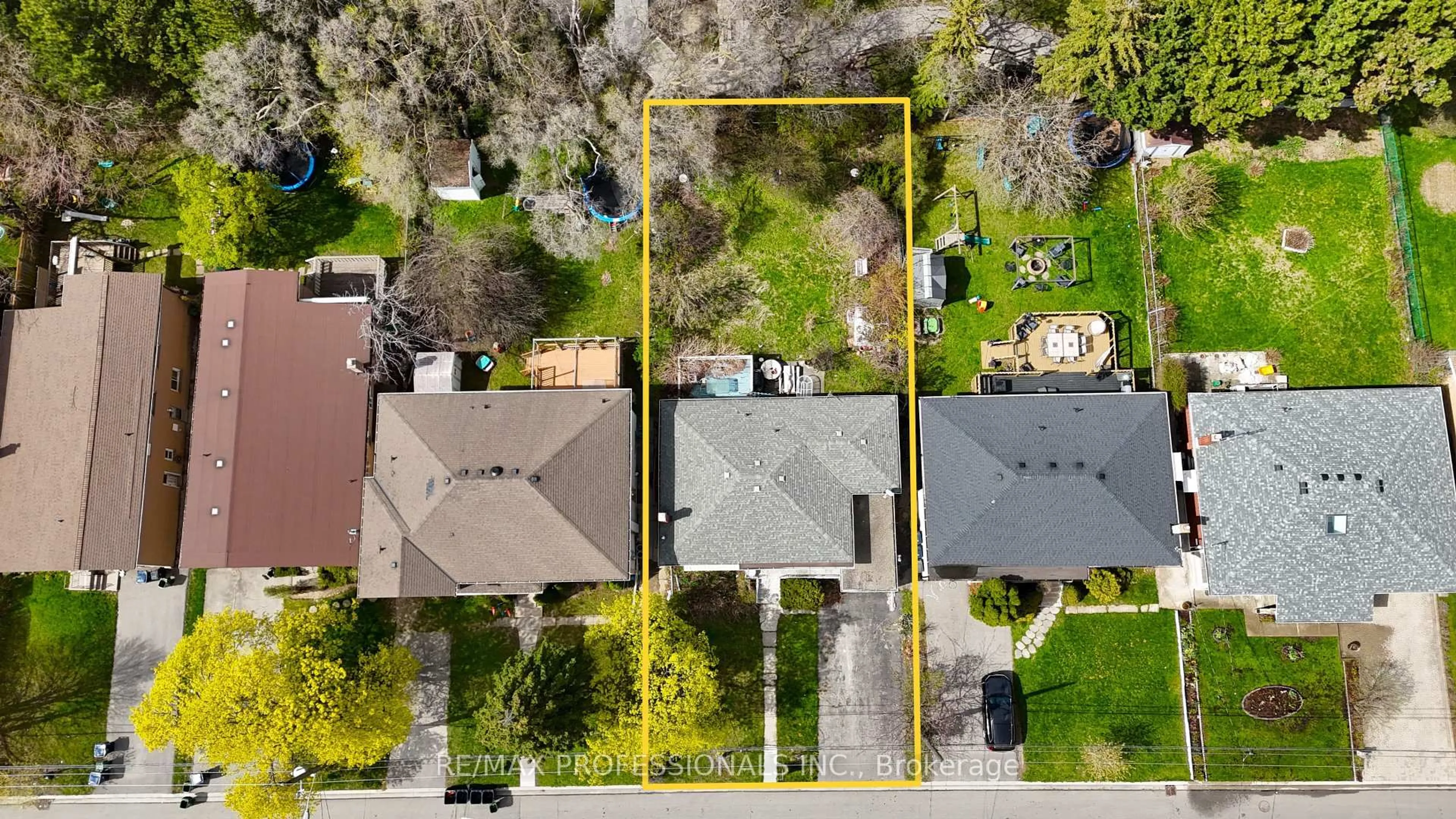 A pic from outside/outdoor area/front of a property/back of a property/a pic from drone, street for 90 Baycrest Ave, Toronto Ontario M6A 1W3