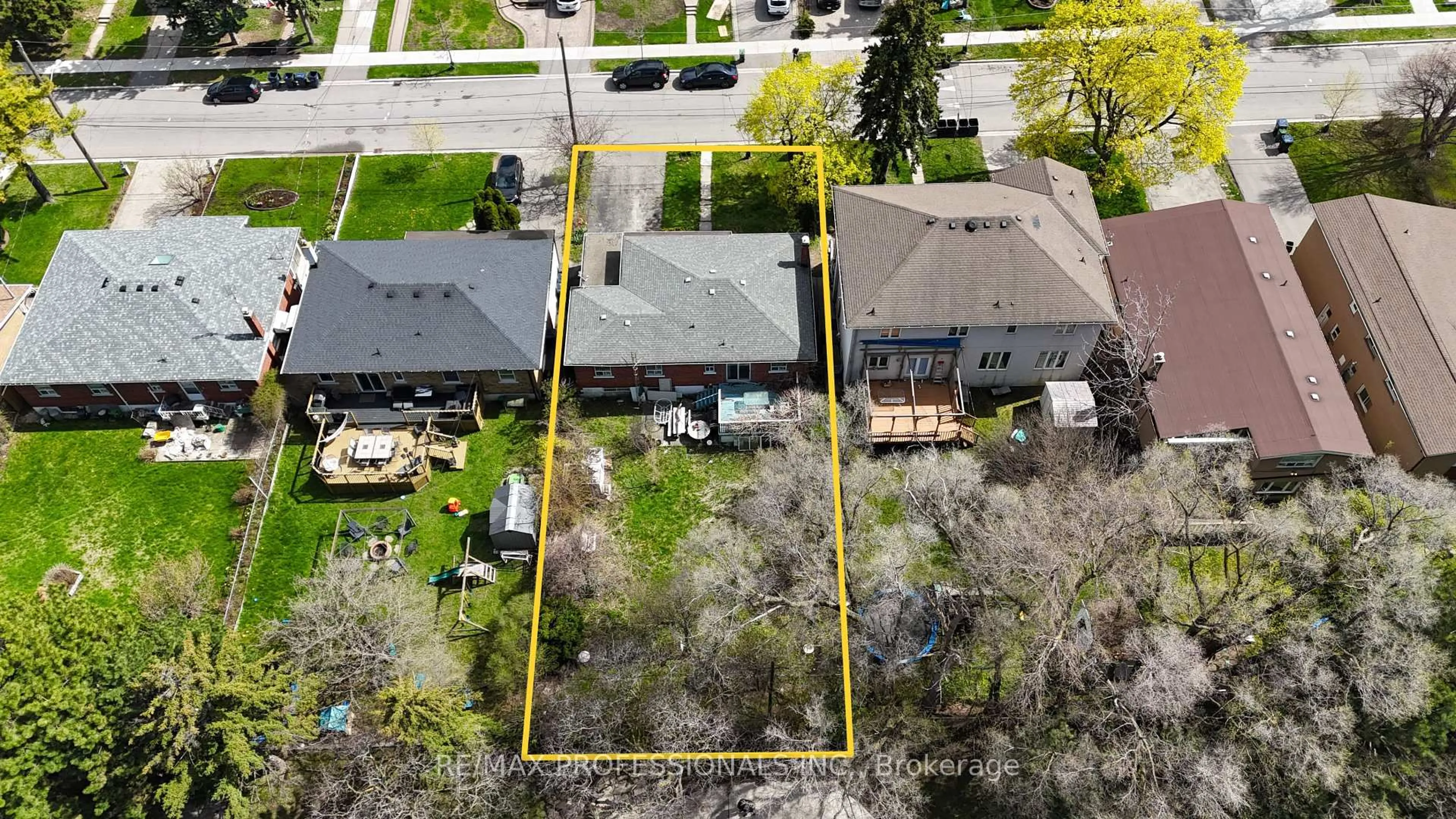 A pic from outside/outdoor area/front of a property/back of a property/a pic from drone, street for 90 Baycrest Ave, Toronto Ontario M6A 1W3