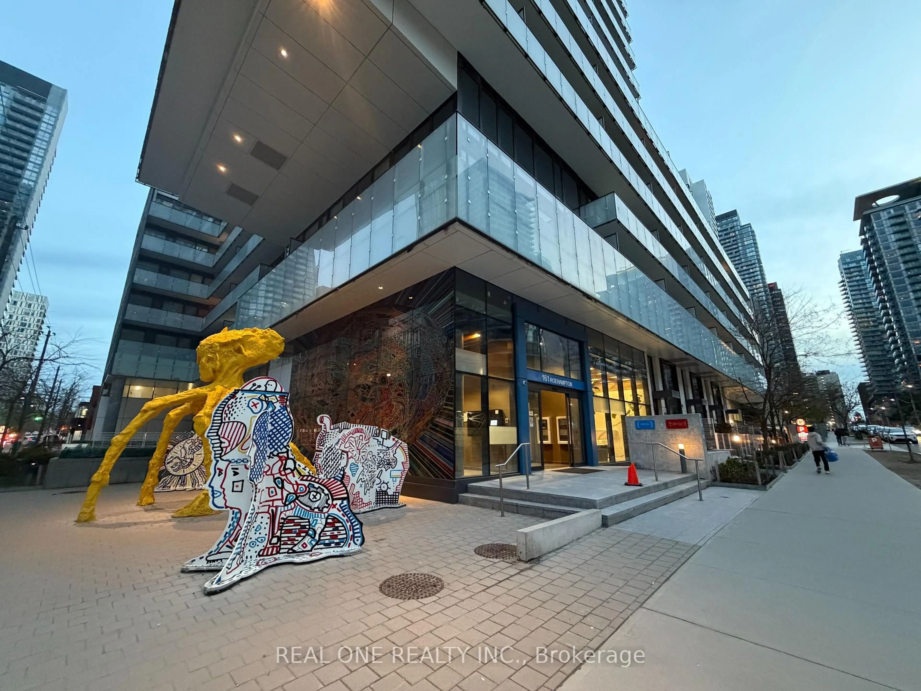 Indoor foyer for 161 Roehampton Ave #1902, Toronto Ontario M4P 0C8