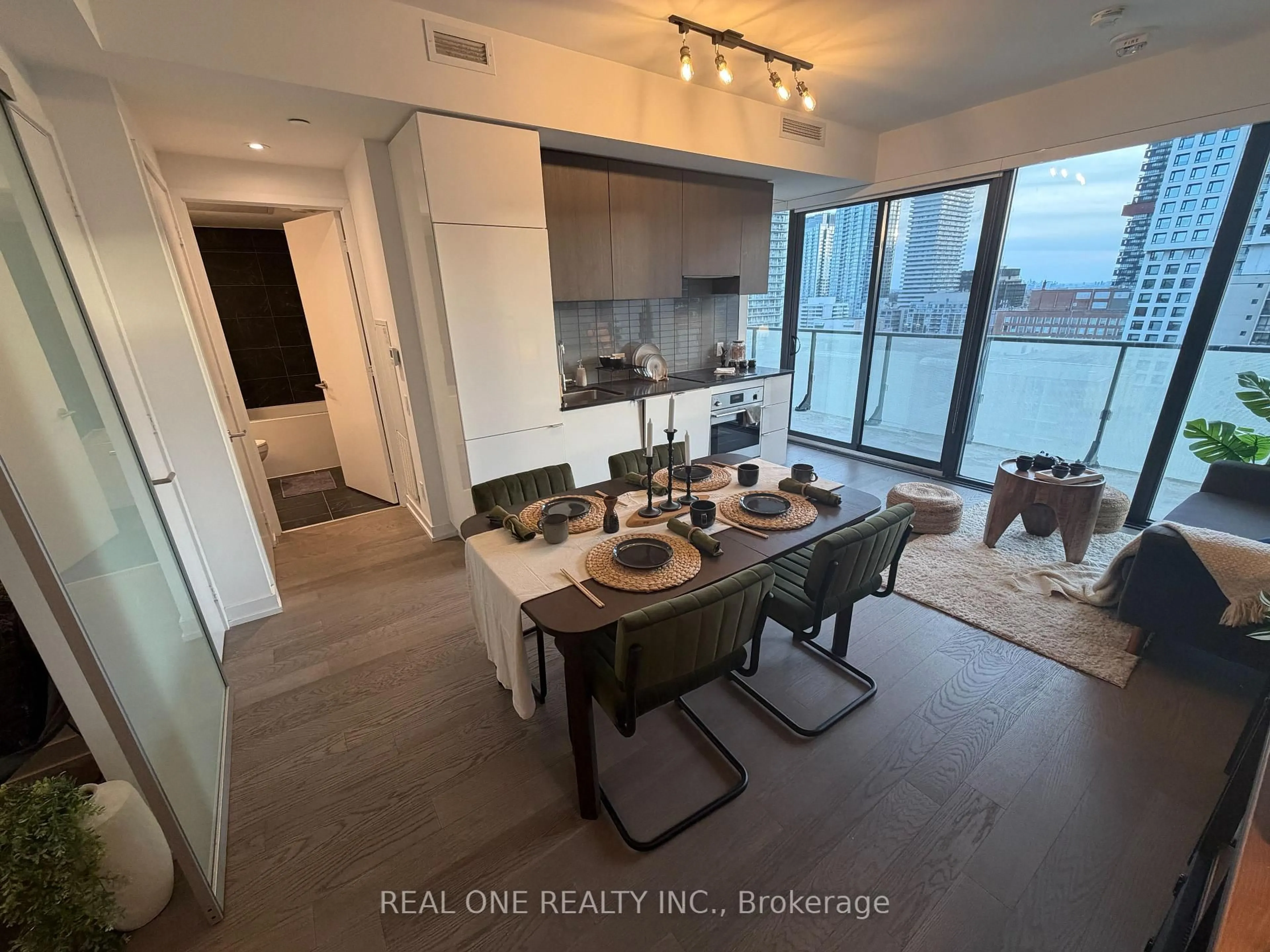 Unknown for 161 Roehampton Ave #1902, Toronto Ontario M4P 0C8