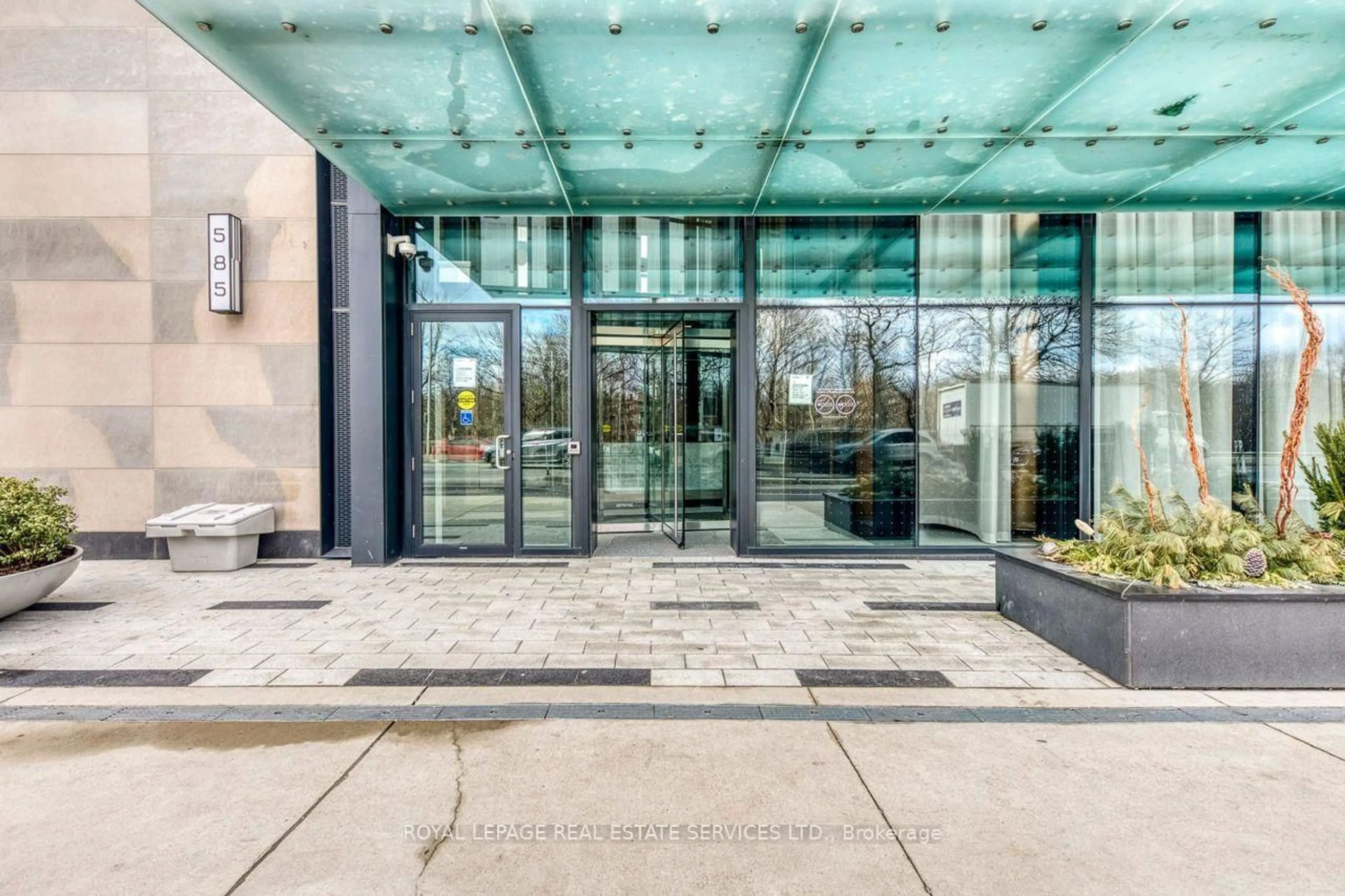 Indoor foyer for 585 Bloor St #1320, Toronto Ontario M4W 0B3