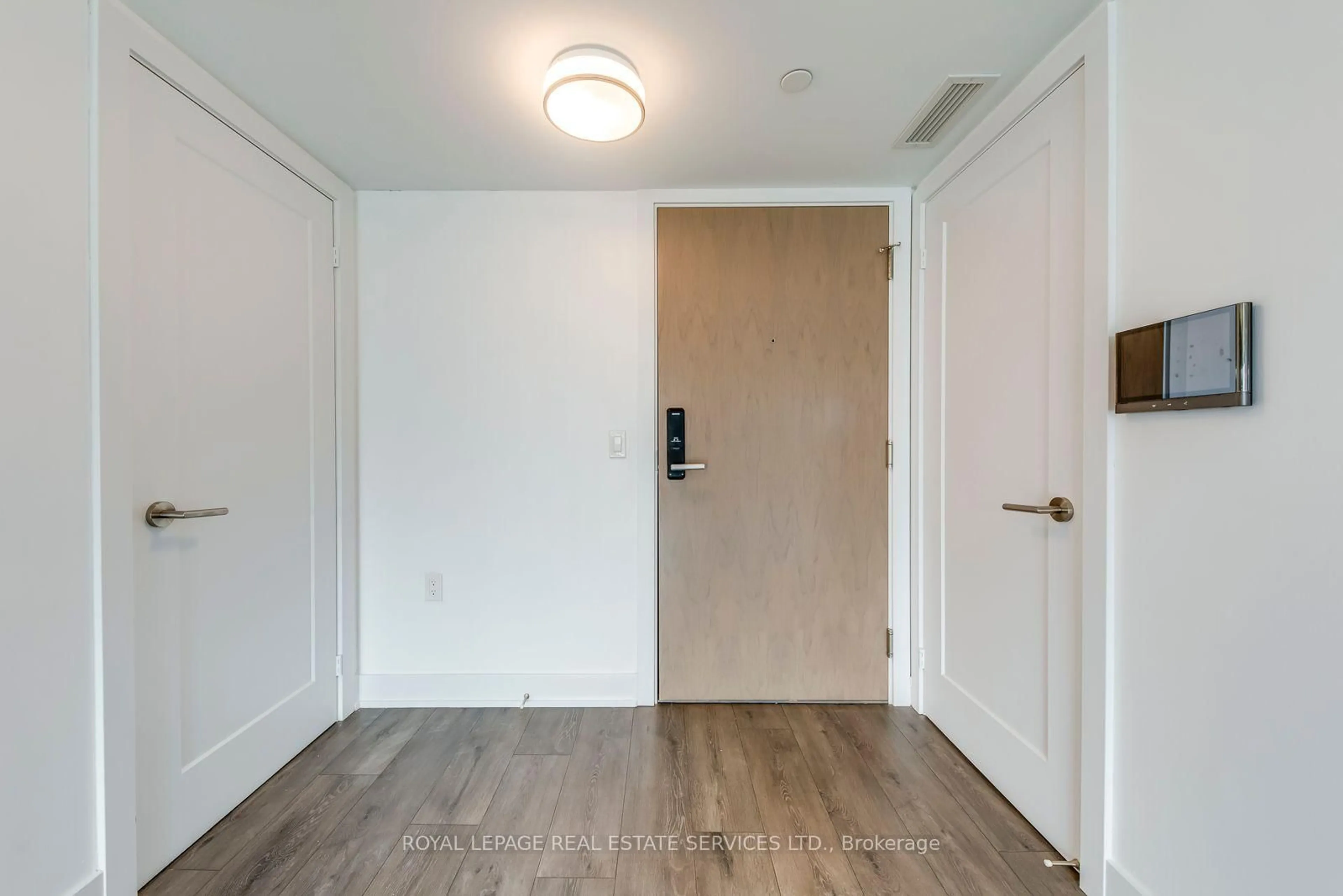 Indoor entryway for 585 Bloor St #1320, Toronto Ontario M4W 0B3