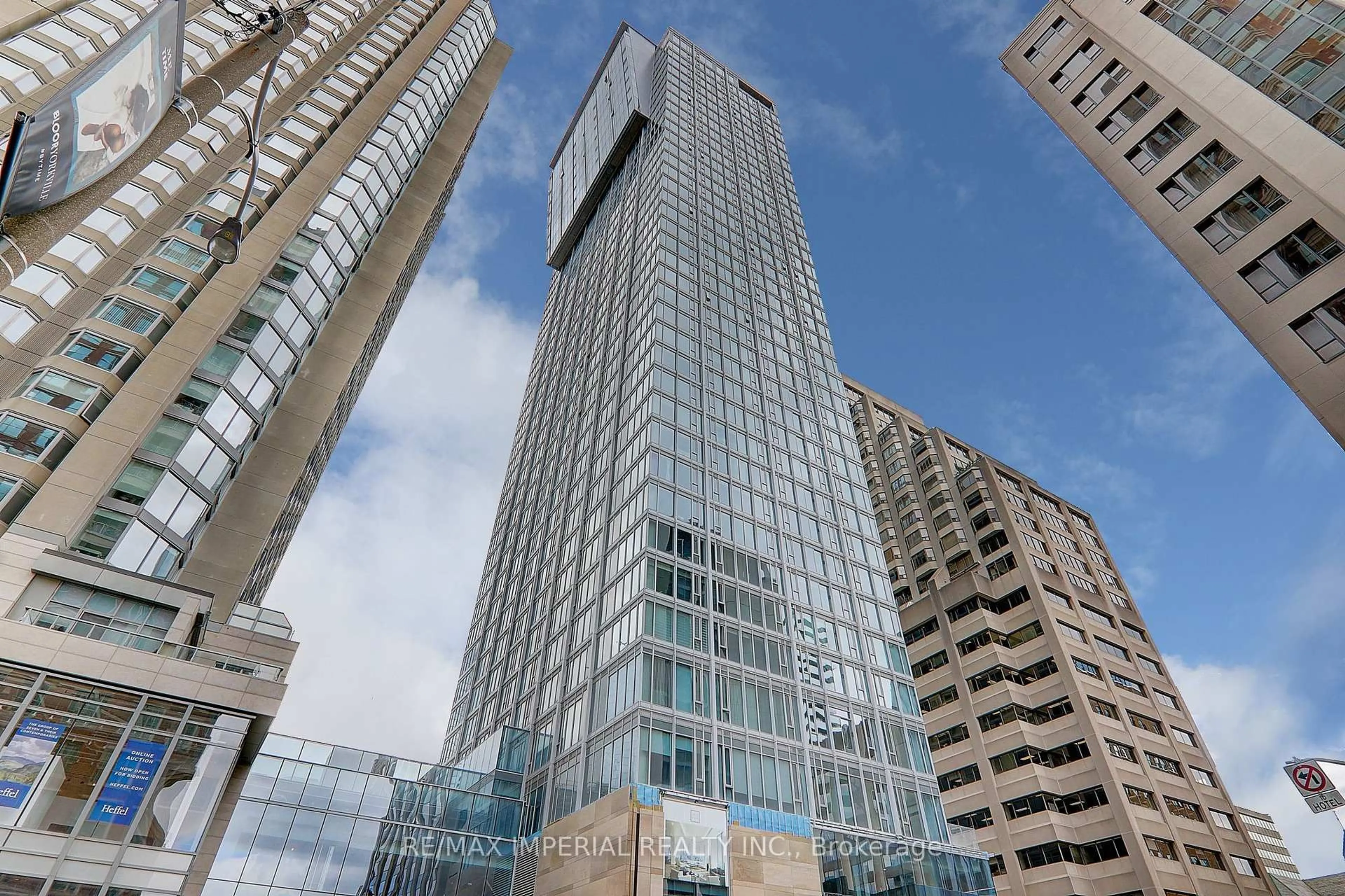 Indoor foyer for 188 Cumberland St #2210, Toronto Ontario M5R 0B6