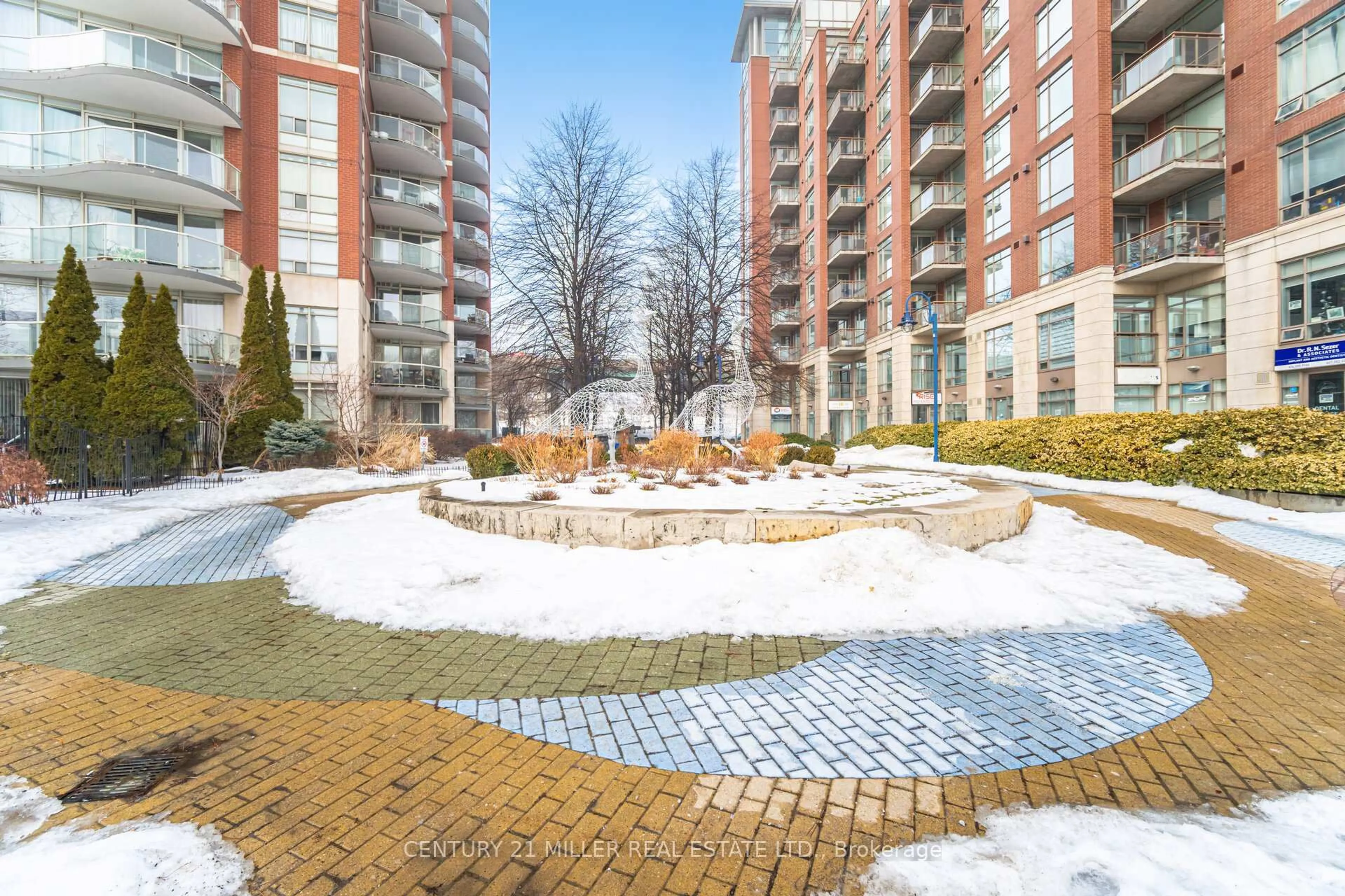Patio, street for 550 Queens Quay #318, Toronto Ontario M5V 3M8