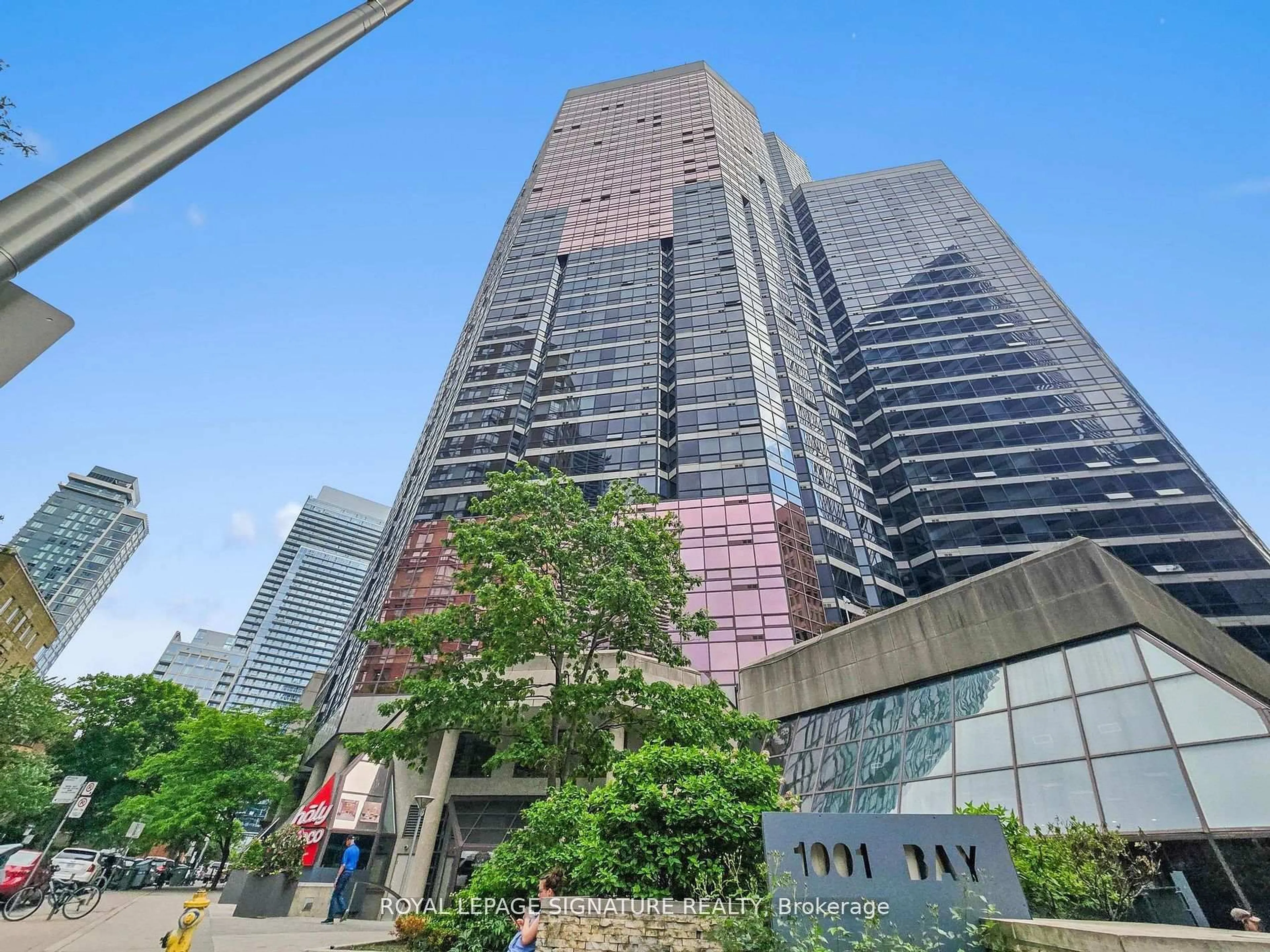 Indoor foyer for 1001 Bay St #403, Toronto Ontario M5S 3A6