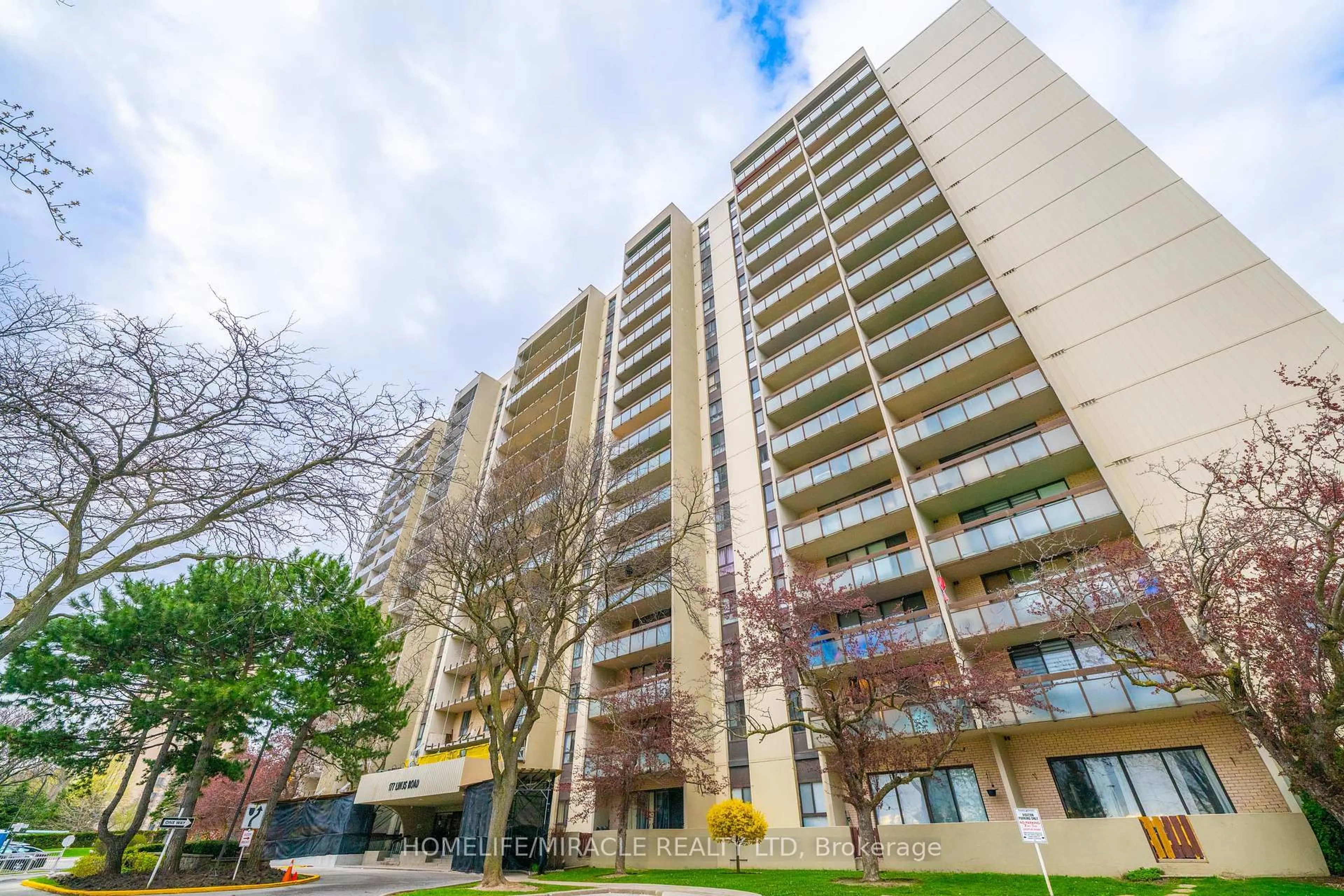 Patio, building for 177 Linus Rd #905, Toronto Ontario M2J 4S5