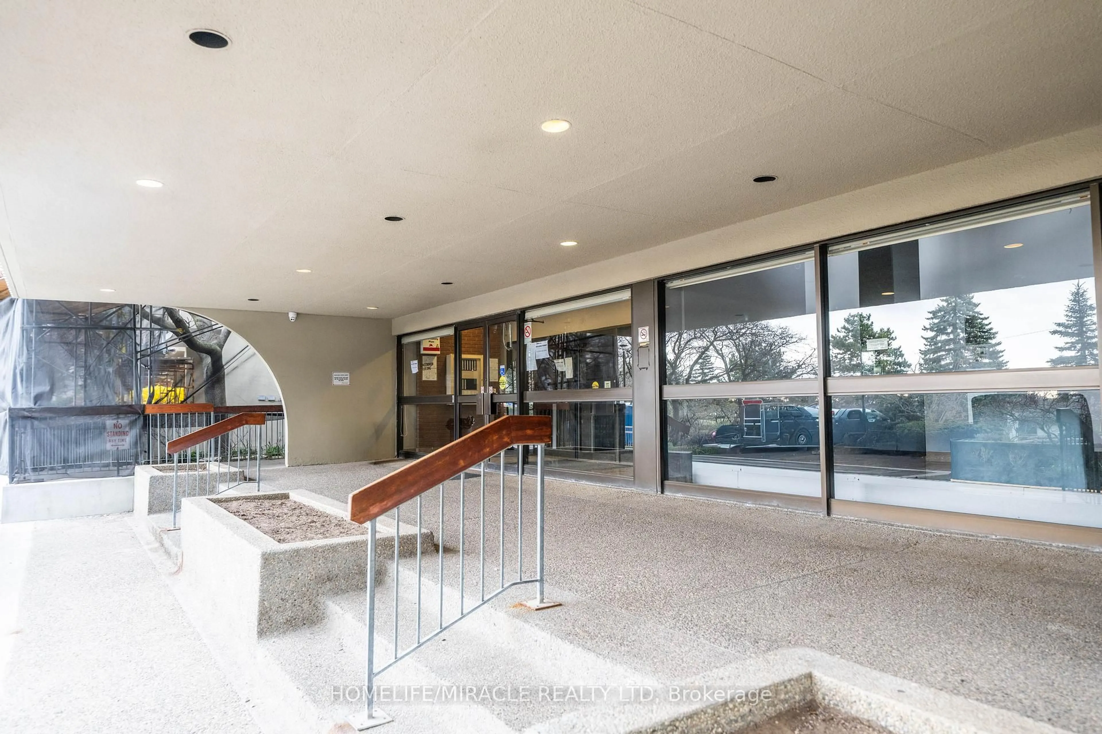 Indoor foyer for 177 Linus Rd #905, Toronto Ontario M2J 4S5