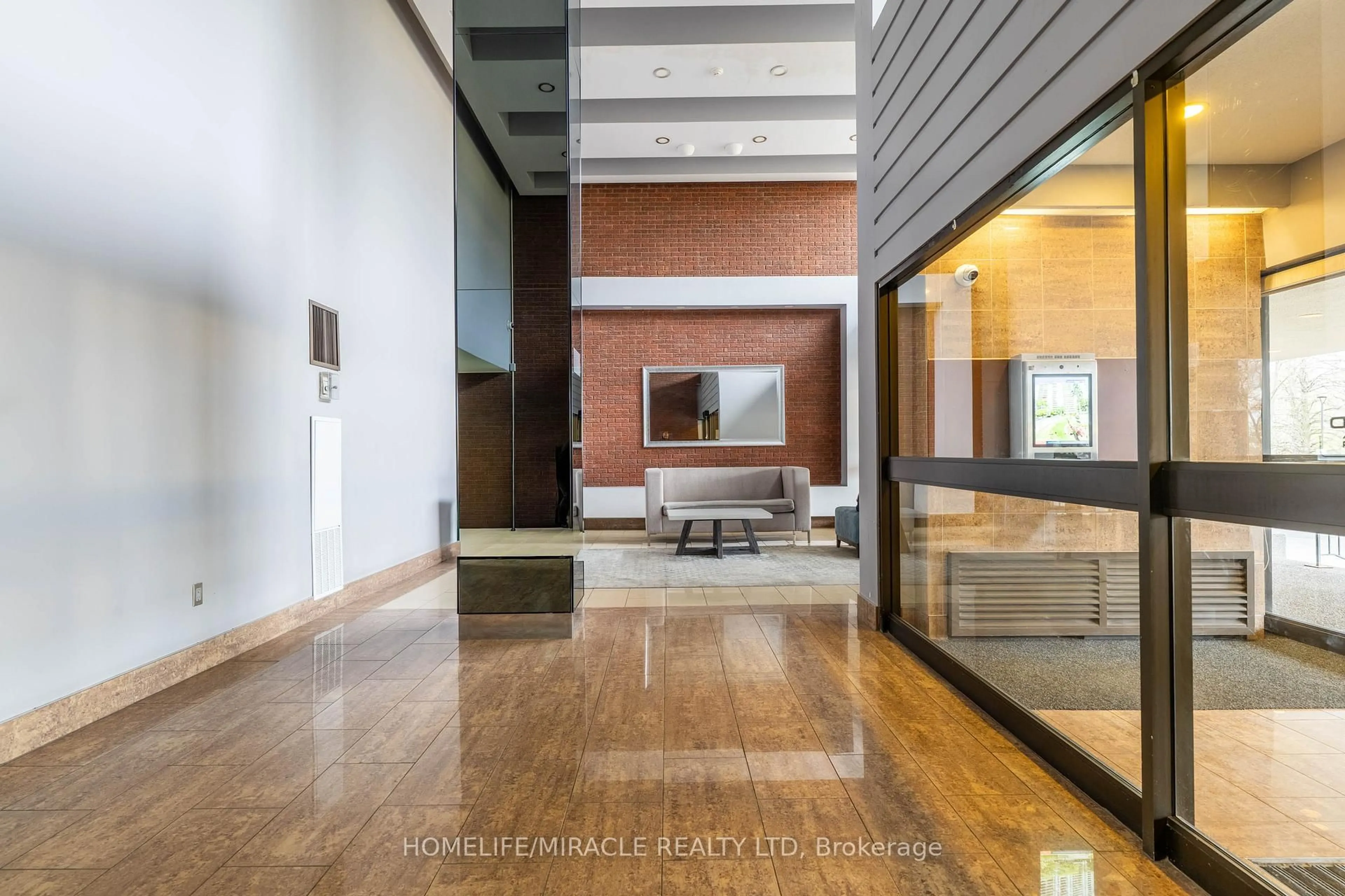 Indoor foyer for 177 Linus Rd #905, Toronto Ontario M2J 4S5