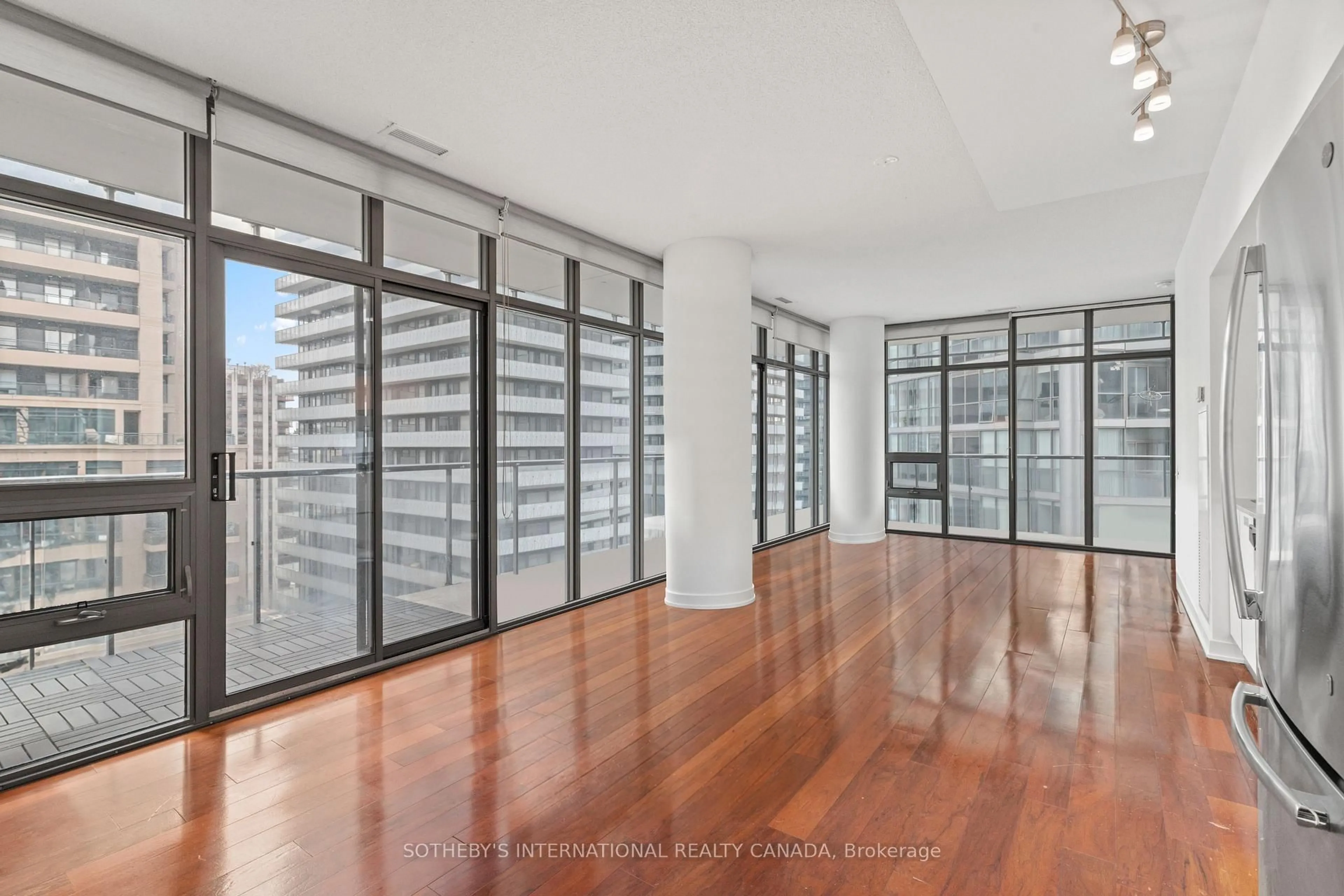 Indoor foyer for 33 Charles St #1611, Toronto Ontario M4Y 0A2