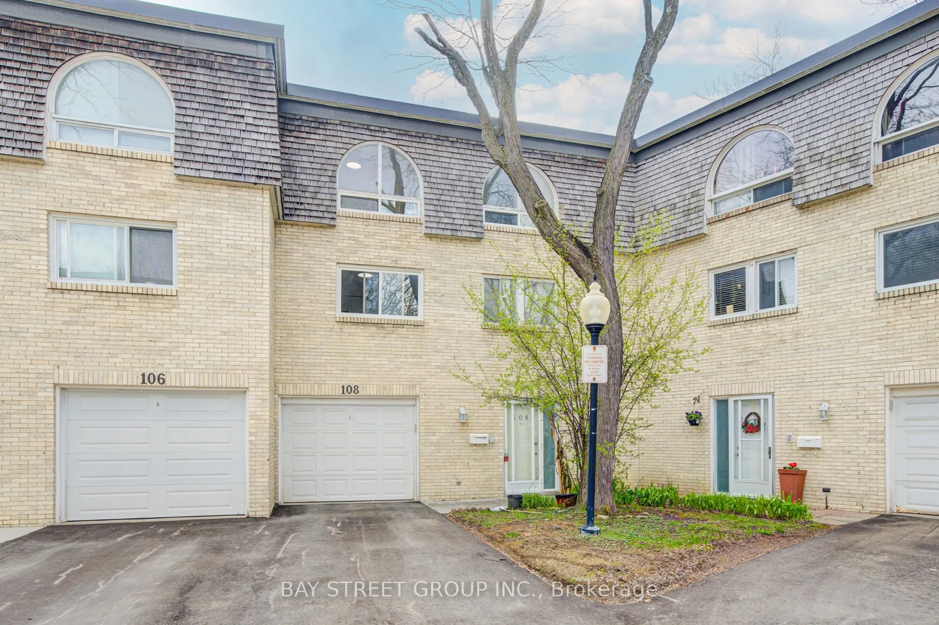 A pic from outside/outdoor area/front of a property/back of a property/a pic from drone, street for 108 COURVILLE COACHWAY, Toronto Ontario M2J 3V7