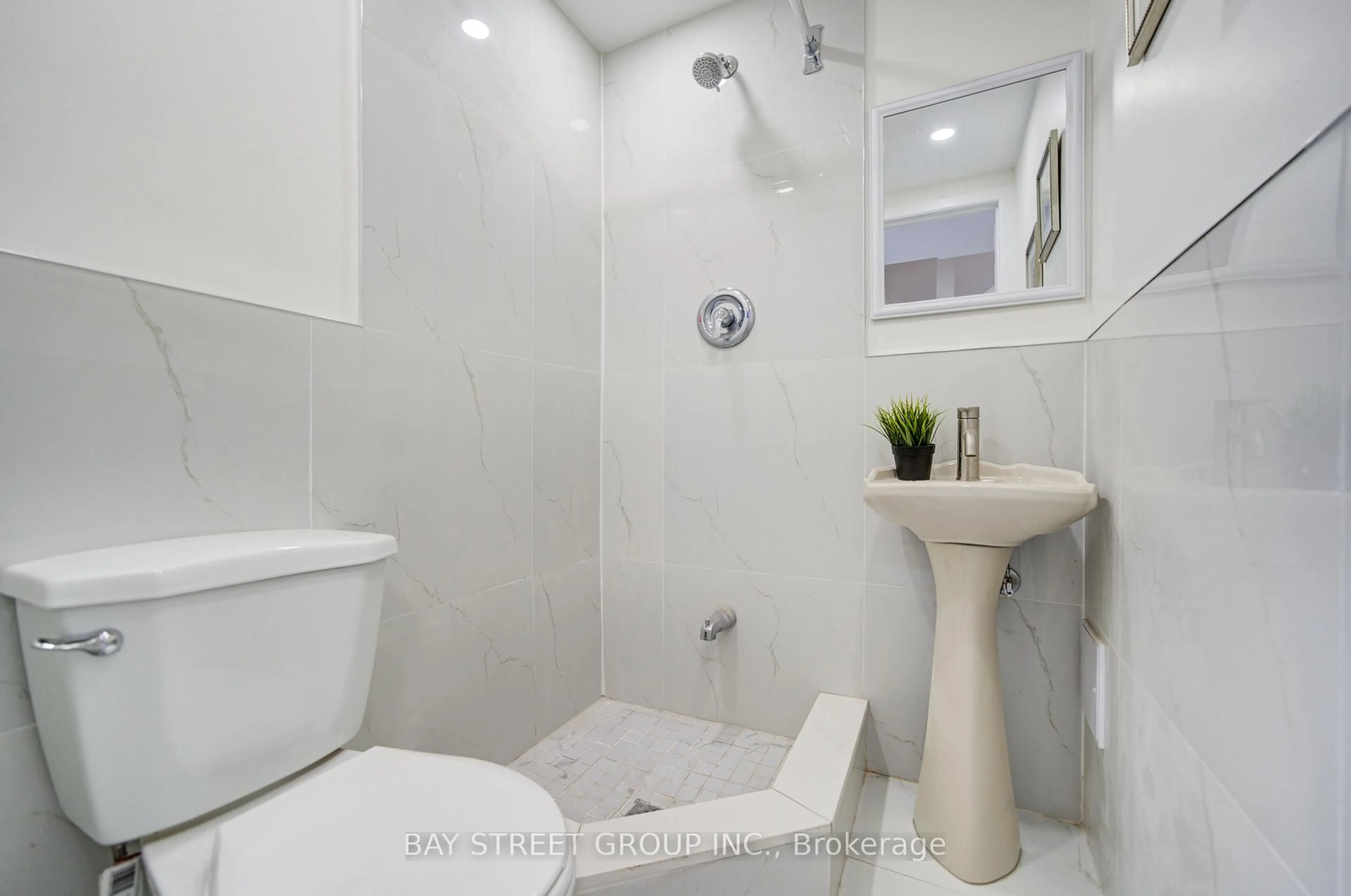 Standard bathroom, ceramic/tile floor for 108 COURVILLE COACHWAY, Toronto Ontario M2J 3V7