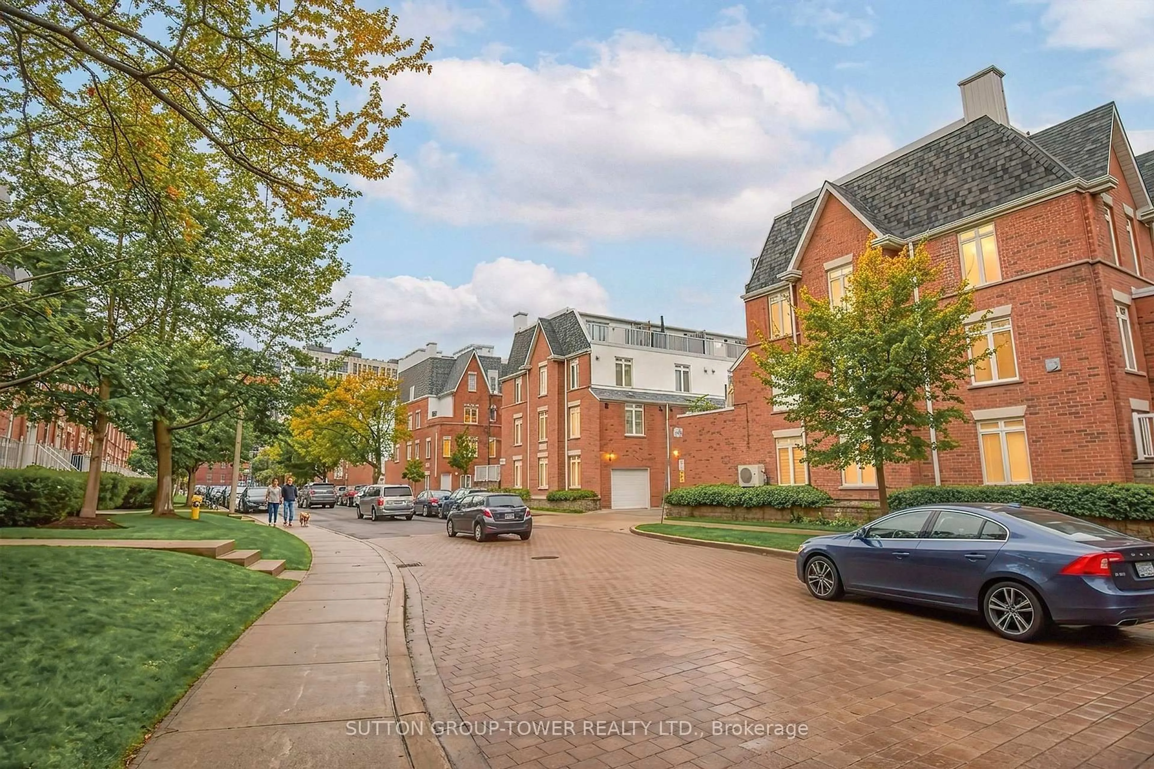 A pic from outside/outdoor area/front of a property/back of a property/a pic from drone, street for 15 Sudbury St #1501, Toronto Ontario M6J 3W6