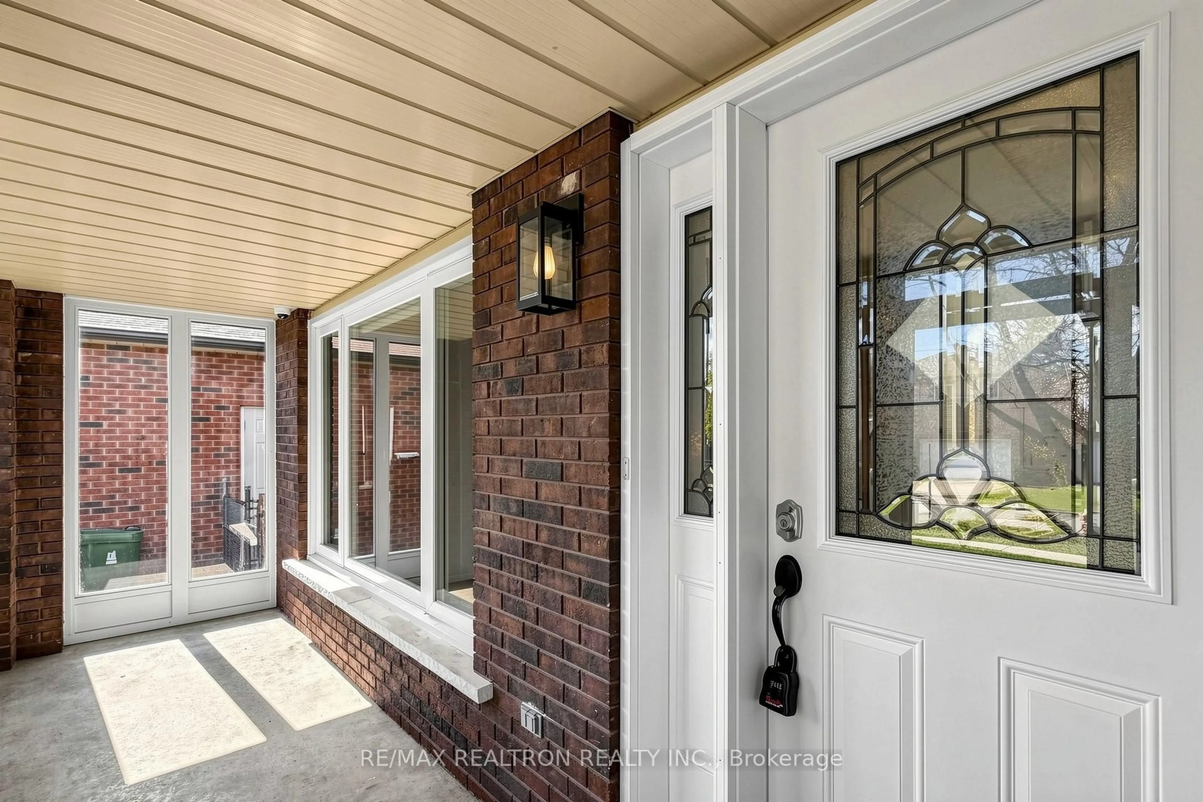 Indoor entryway for 90 Holmes Ave, Toronto Ontario M2N 4M4