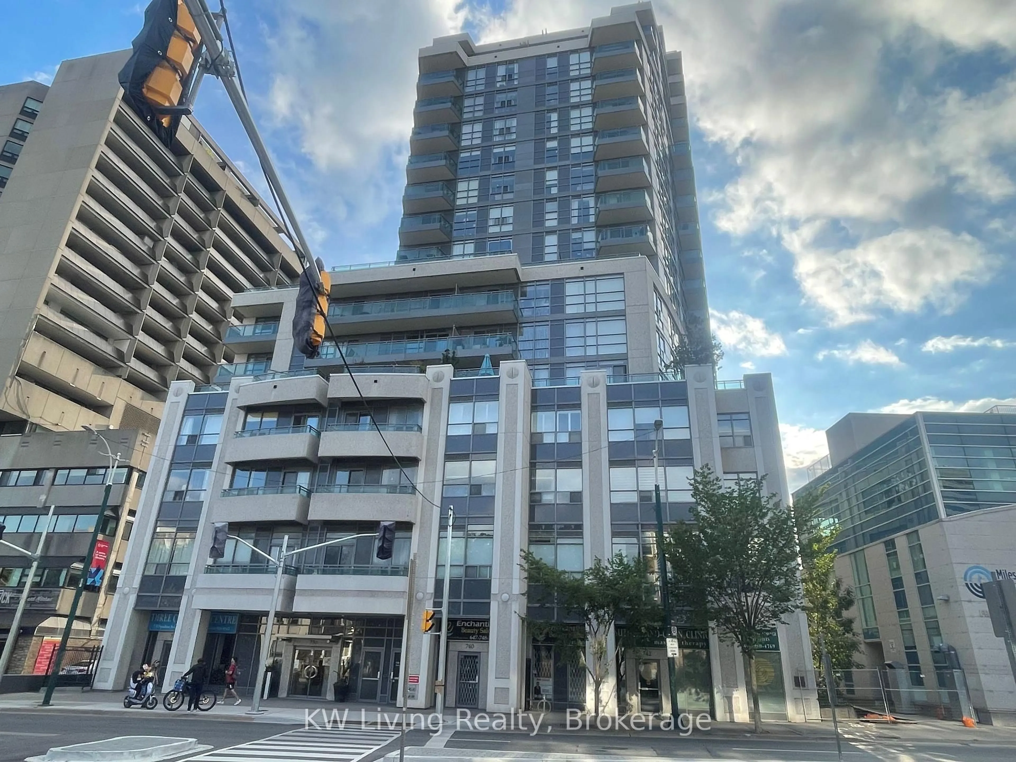 A pic from outside/outdoor area/front of a property/back of a property/a pic from drone, unknown for 736 Spadina Ave #709, Toronto Ontario M5S 2J6
