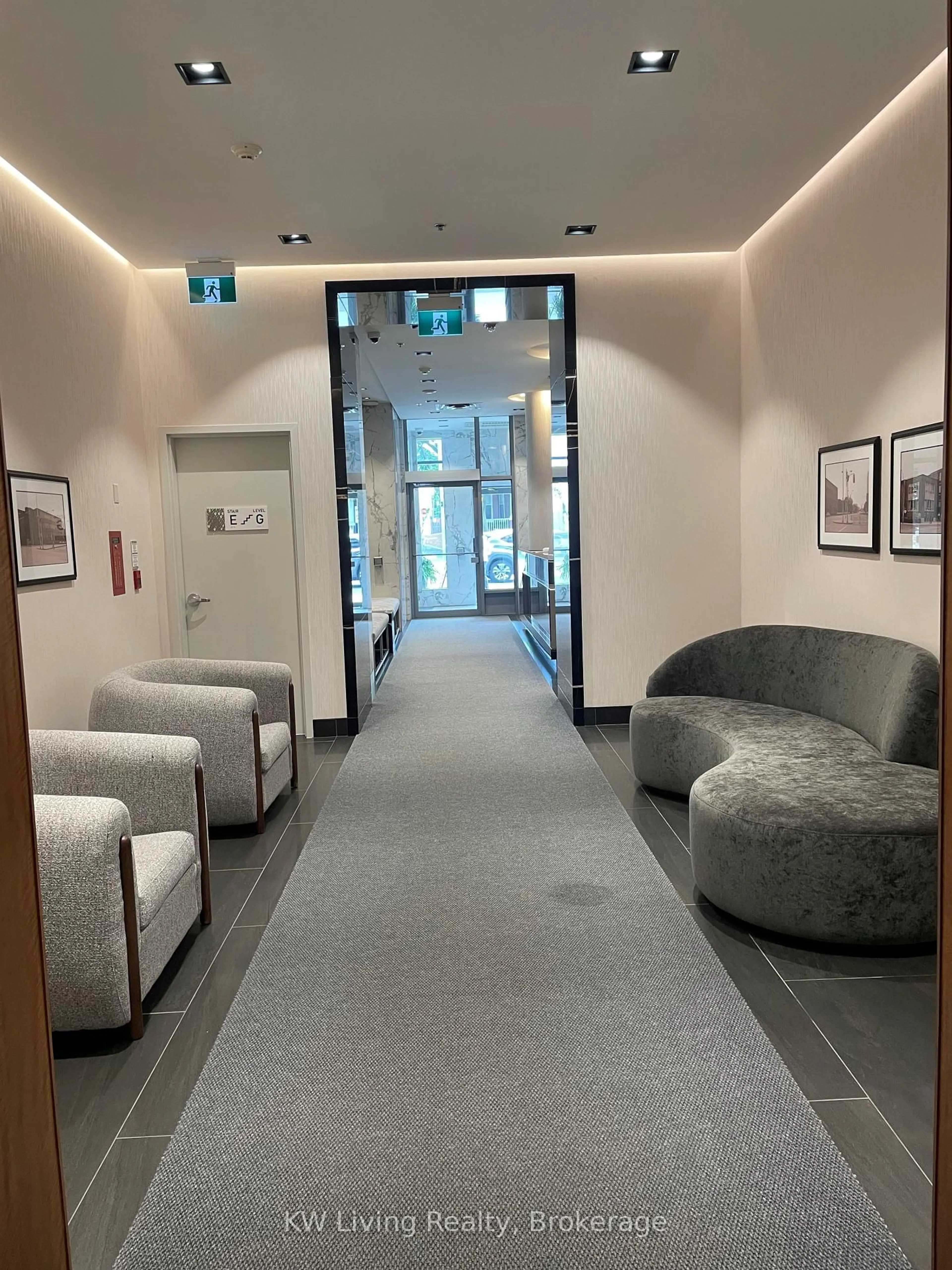 Indoor foyer for 736 Spadina Ave #709, Toronto Ontario M5S 2J6