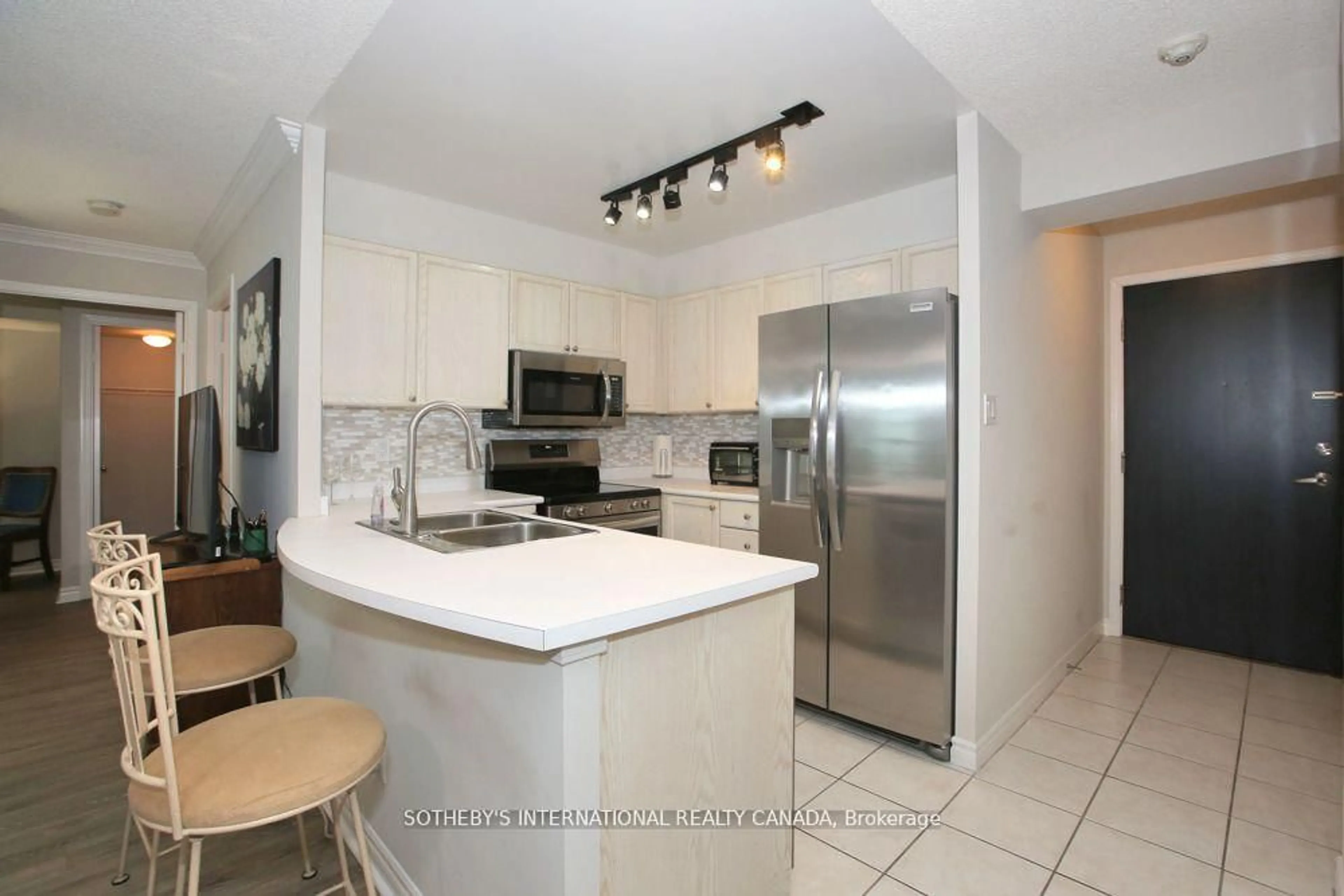 Standard kitchen, ceramic/tile floor for 600 Queens Quay #505, Toronto Ontario M5V 3M3