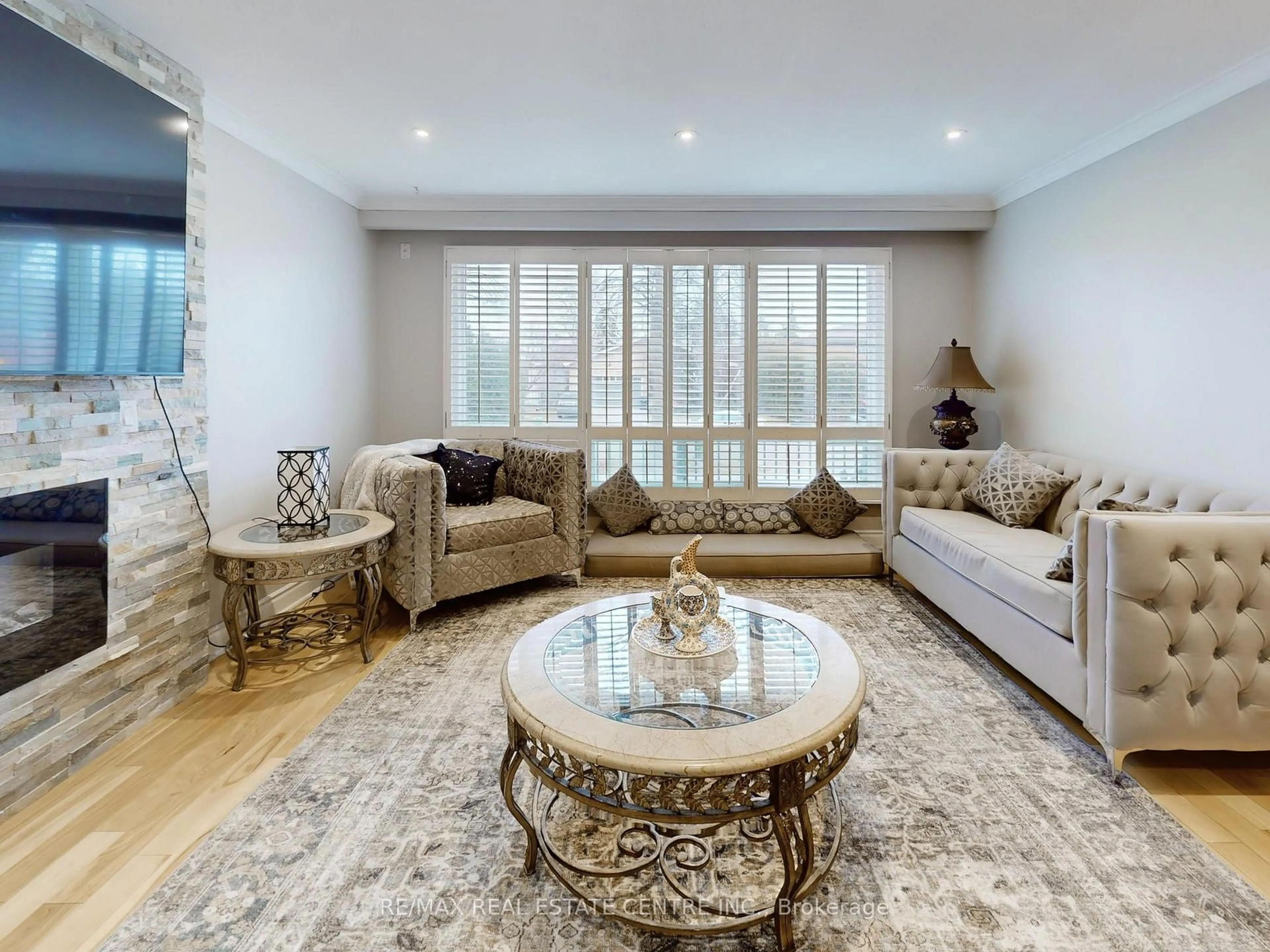 Living room with furniture, unknown for 9 Fairchild Ave, Toronto Ontario M2M 1T5