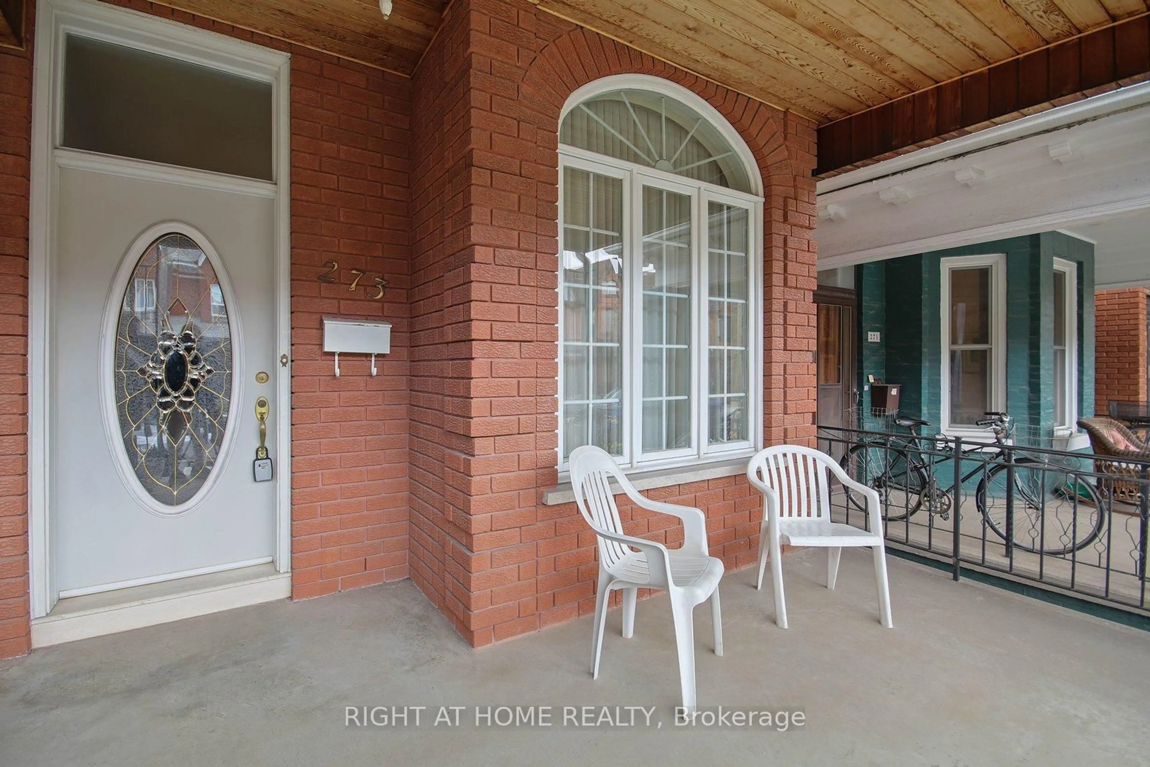 Indoor entryway for 273 Palmerston Ave, Toronto Ontario M6J 2J3