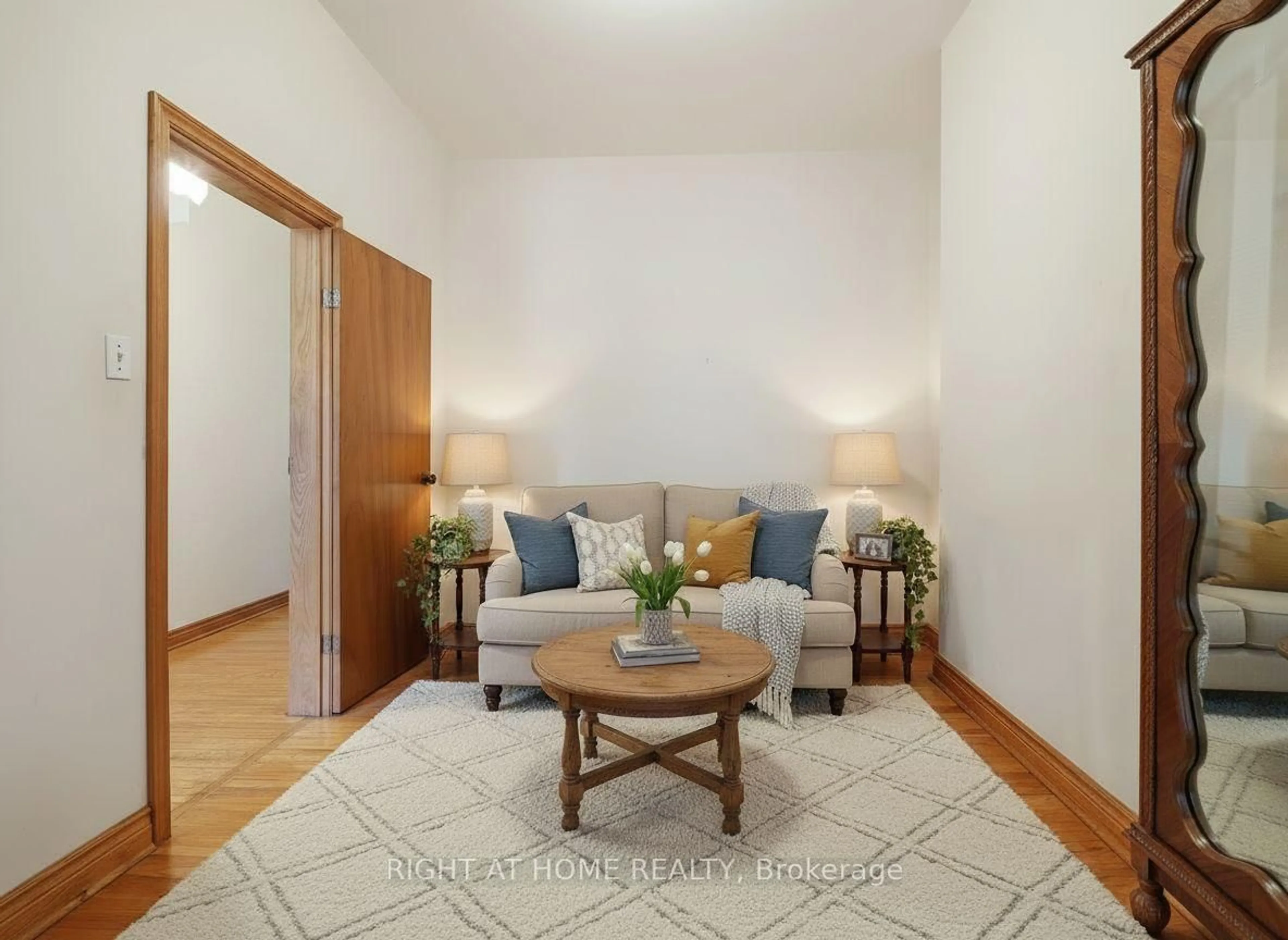 Living room with furniture, unknown for 273 Palmerston Ave, Toronto Ontario M6J 2J3