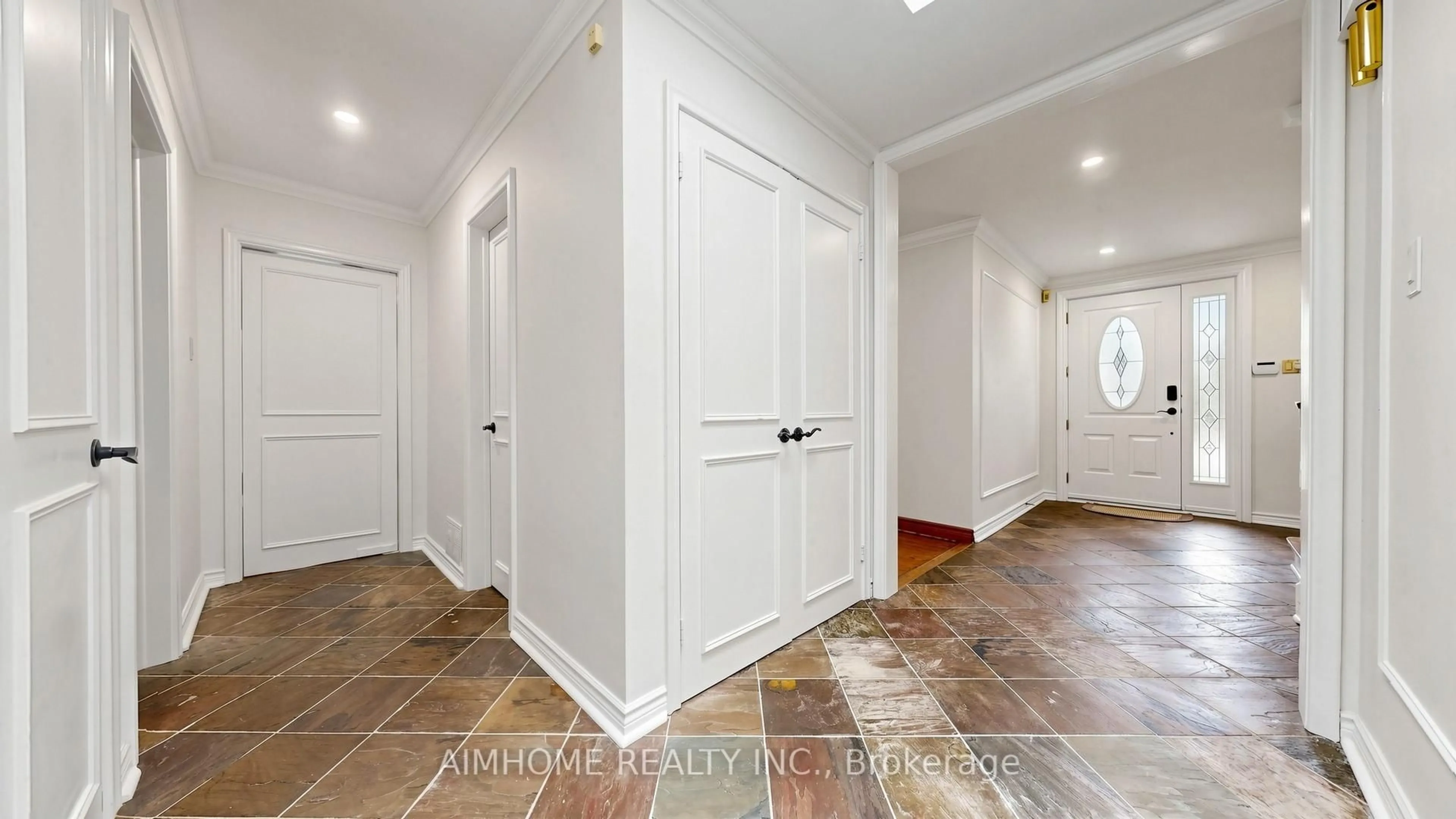 Indoor entryway for 54 Plymbridge Rd, Toronto Ontario M2P 1A3