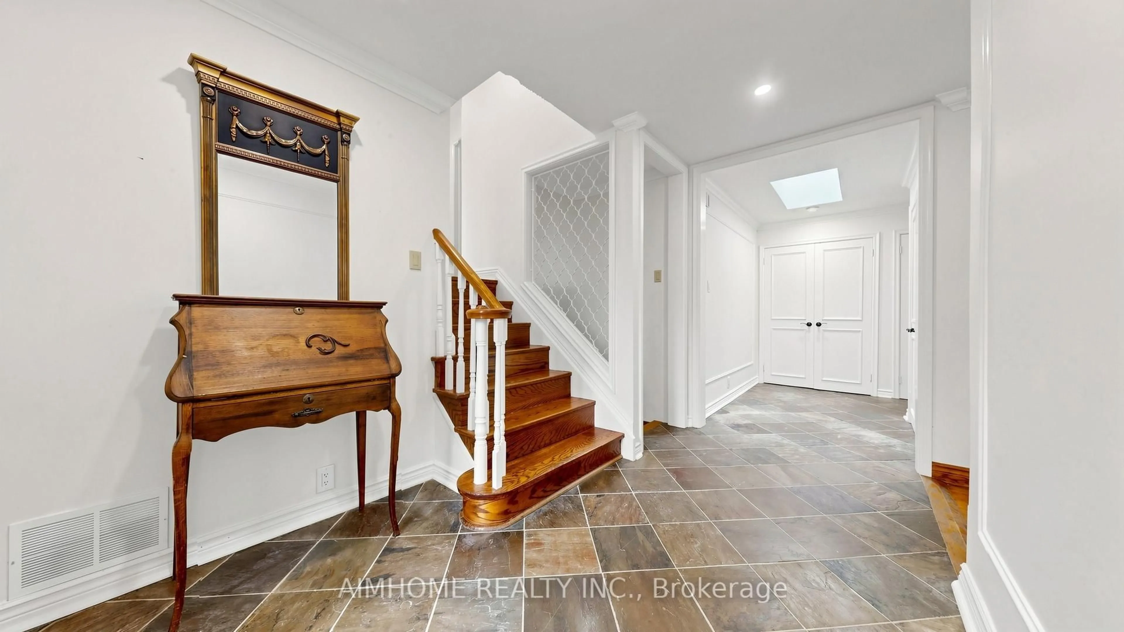 Indoor entryway for 54 Plymbridge Rd, Toronto Ontario M2P 1A3