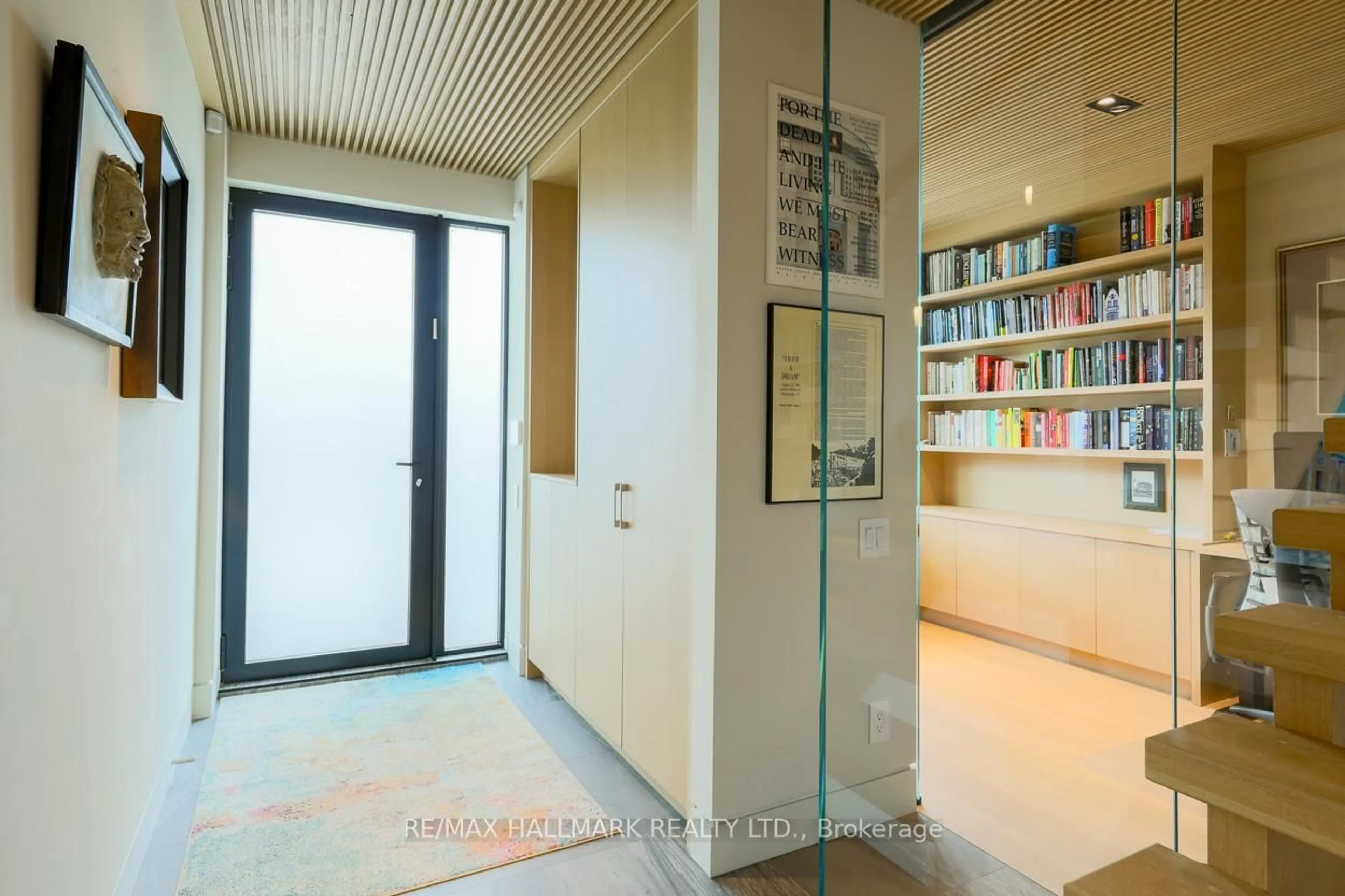 Indoor foyer for 728 Richmond St, Toronto Ontario M6J 1C5