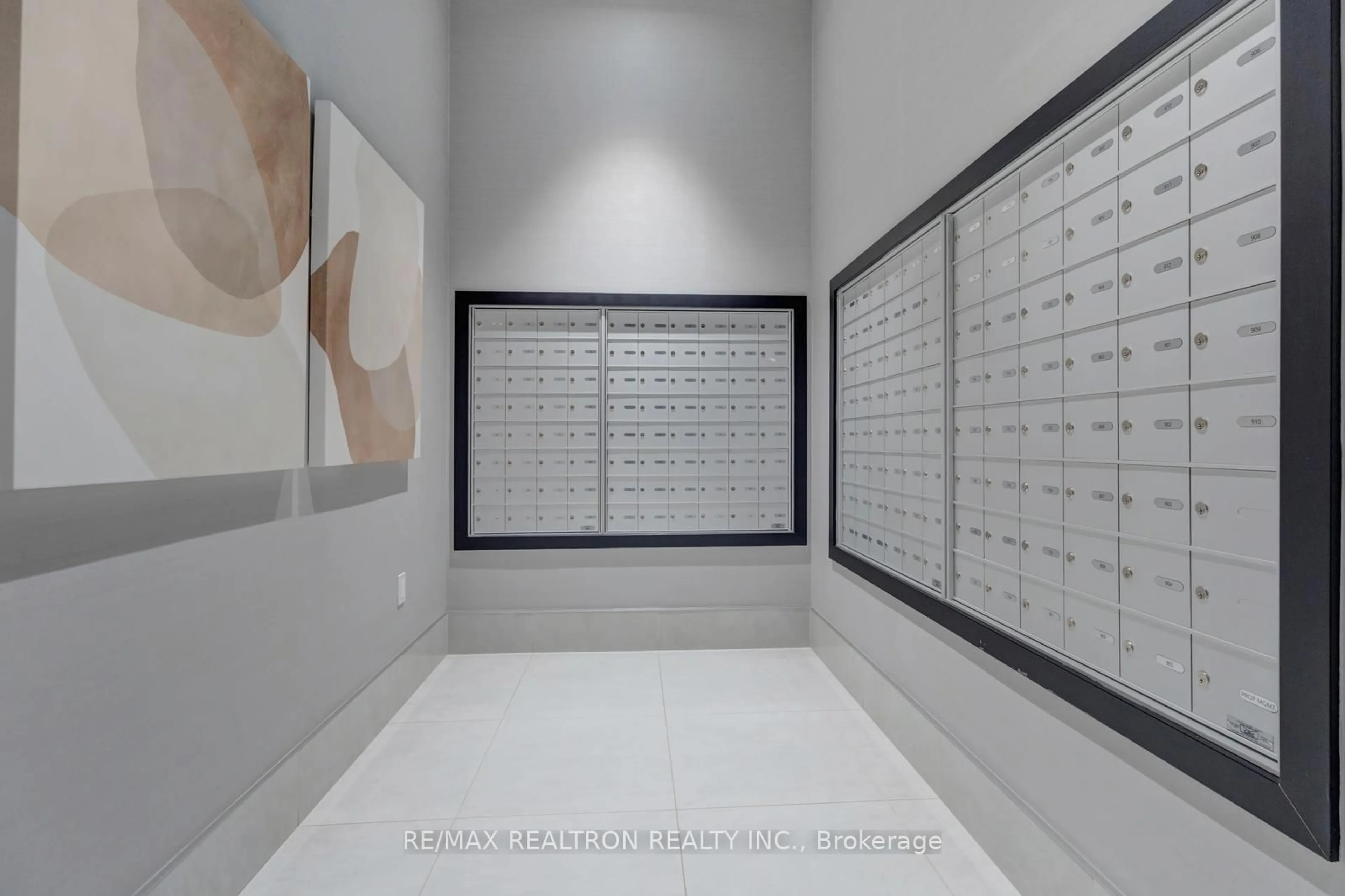 Indoor foyer for 250 Lawrence Ave #416, Toronto Ontario M5M 1B2
