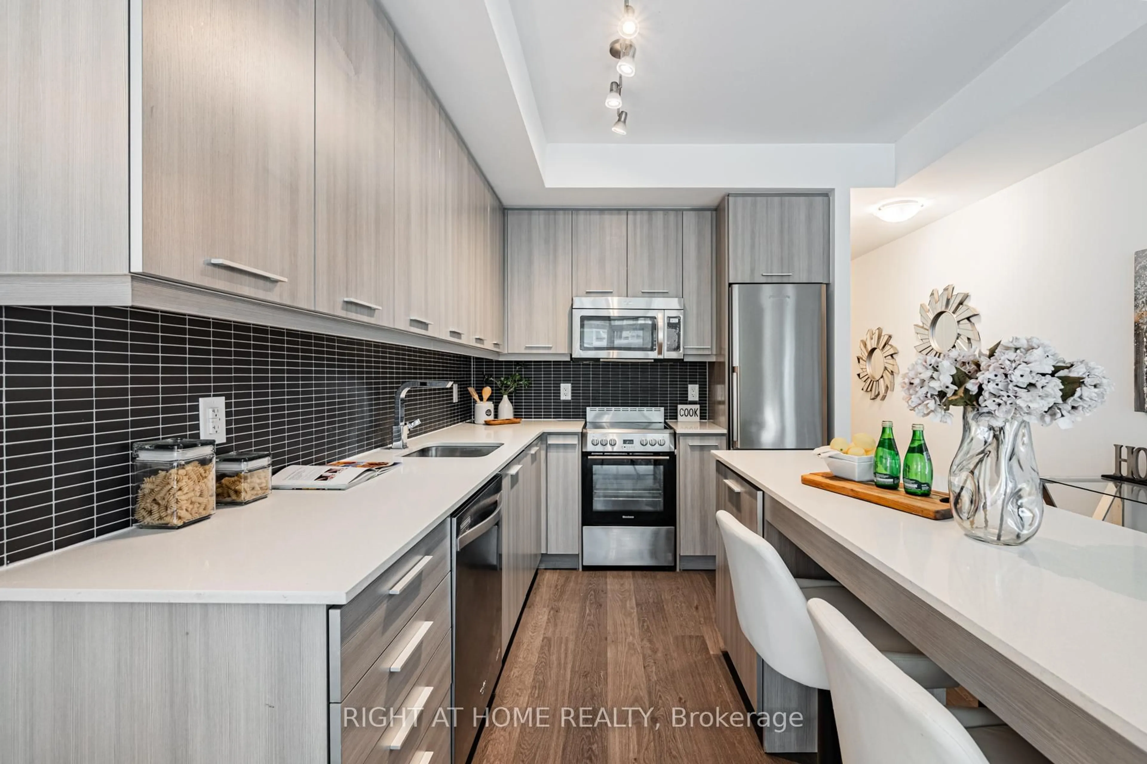 Contemporary kitchen, unknown for 105 George St #312, Toronto Ontario M5A 0L4