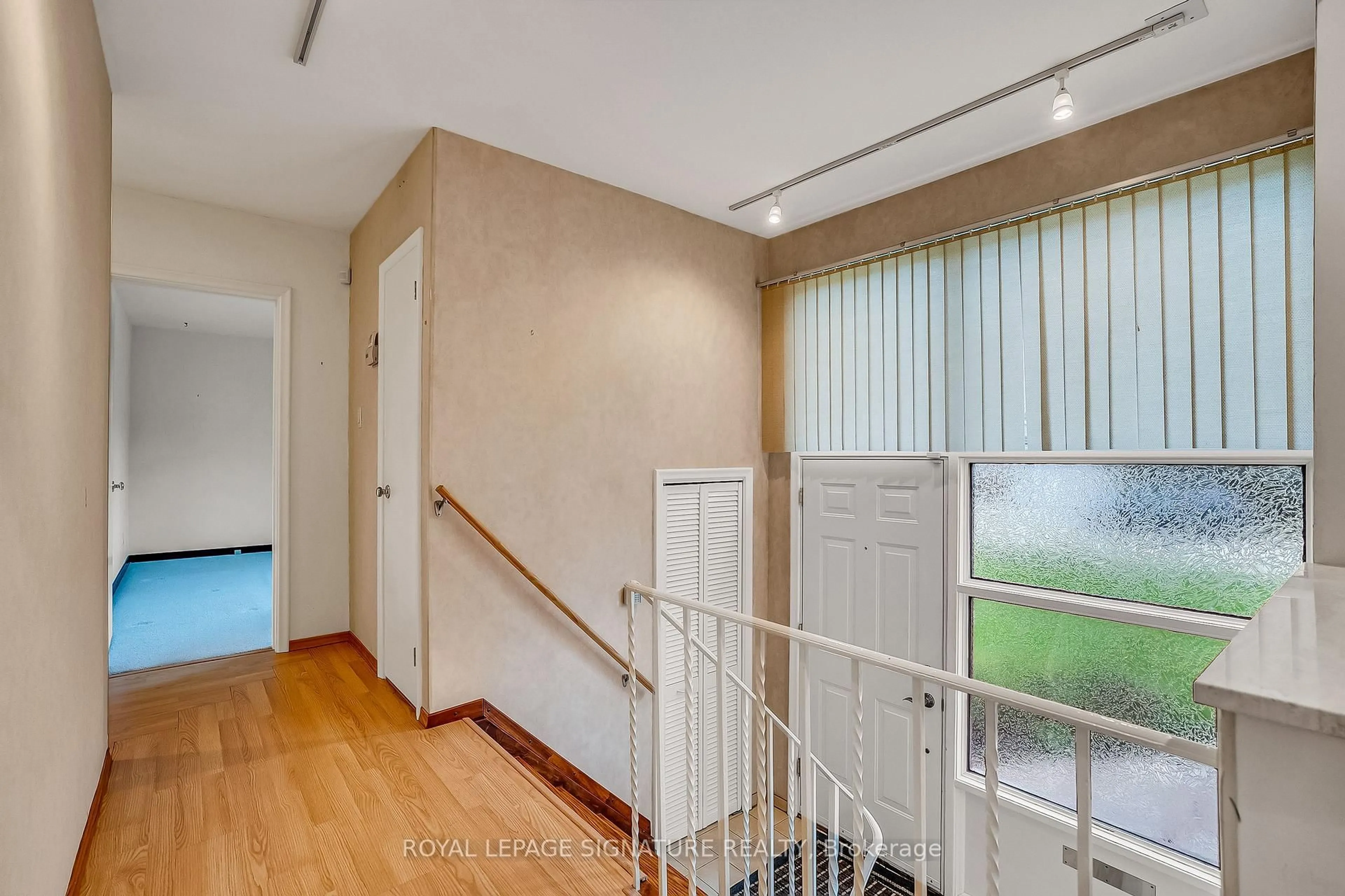 Indoor foyer for 85 Three Valleys Dr, Toronto Ontario M3A 3B8